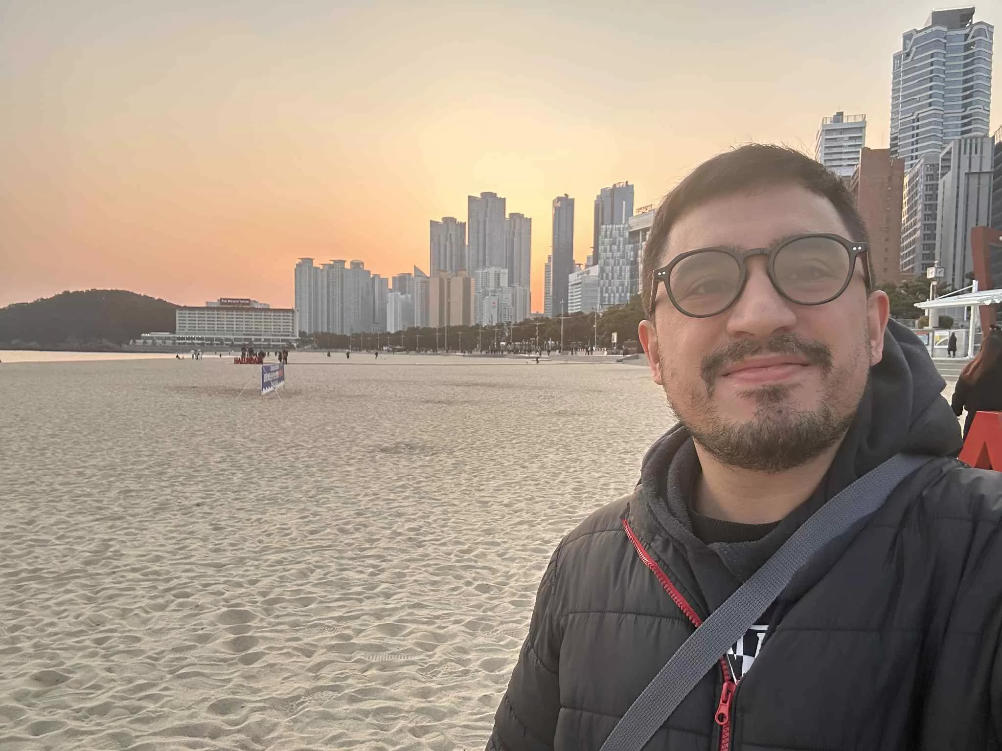 Atardecer en la playa de Busan en Corea del Sur