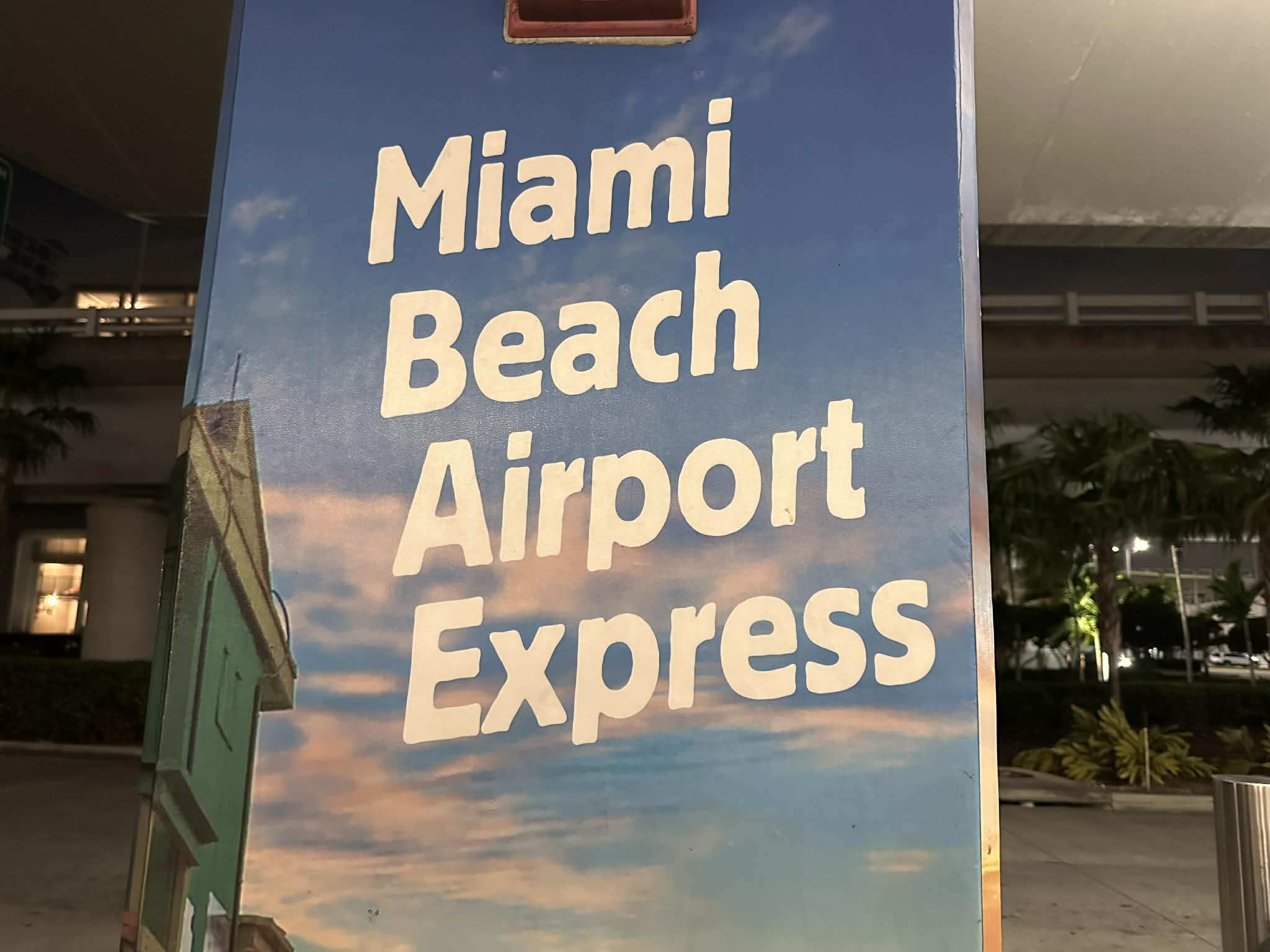 Señalización de la estación de bus para ir del aeropuerto de miami a miami beach.