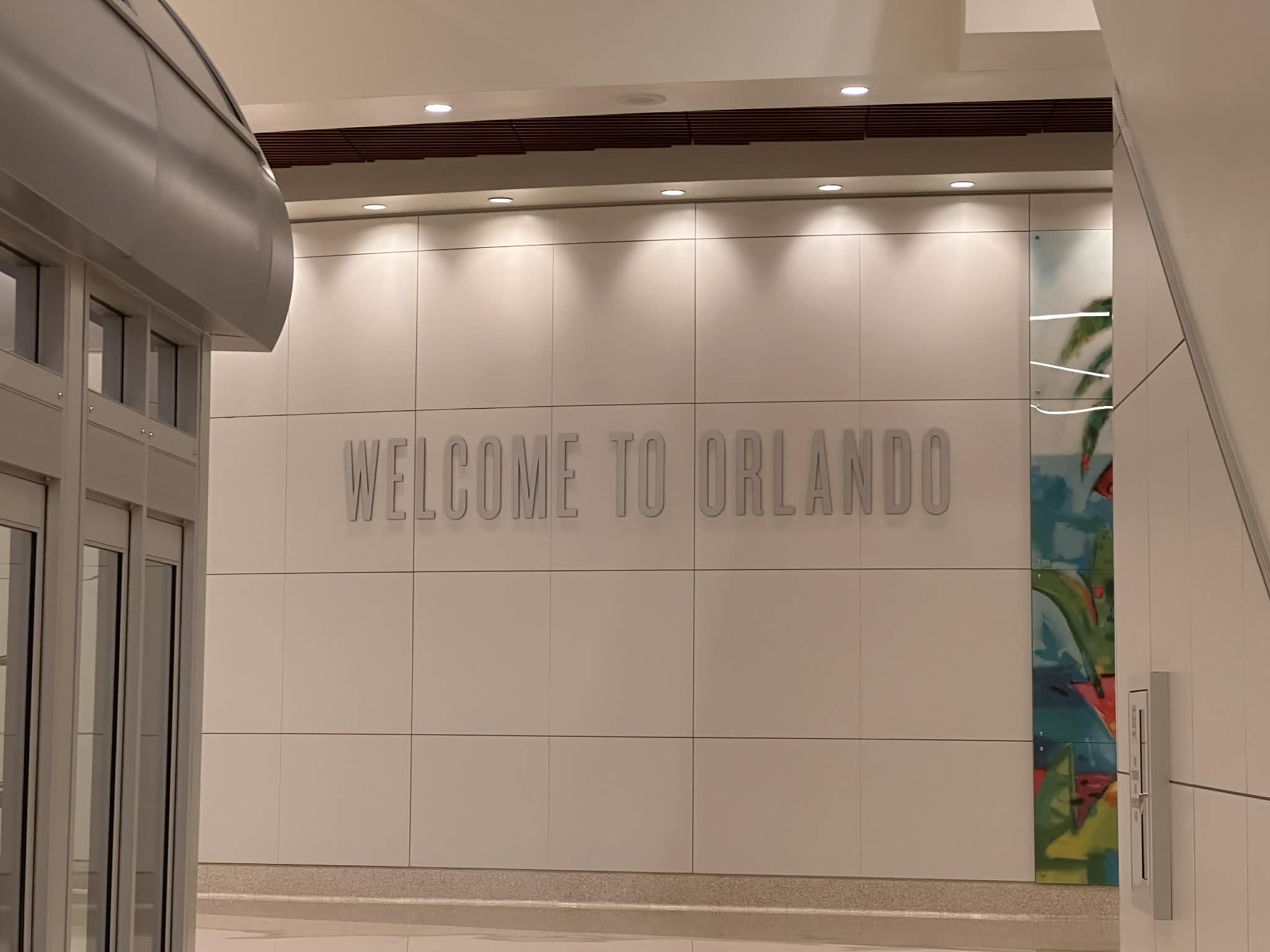 Bienvenidos a Orlando en la estación de trenes del aeropuerto de Orlando