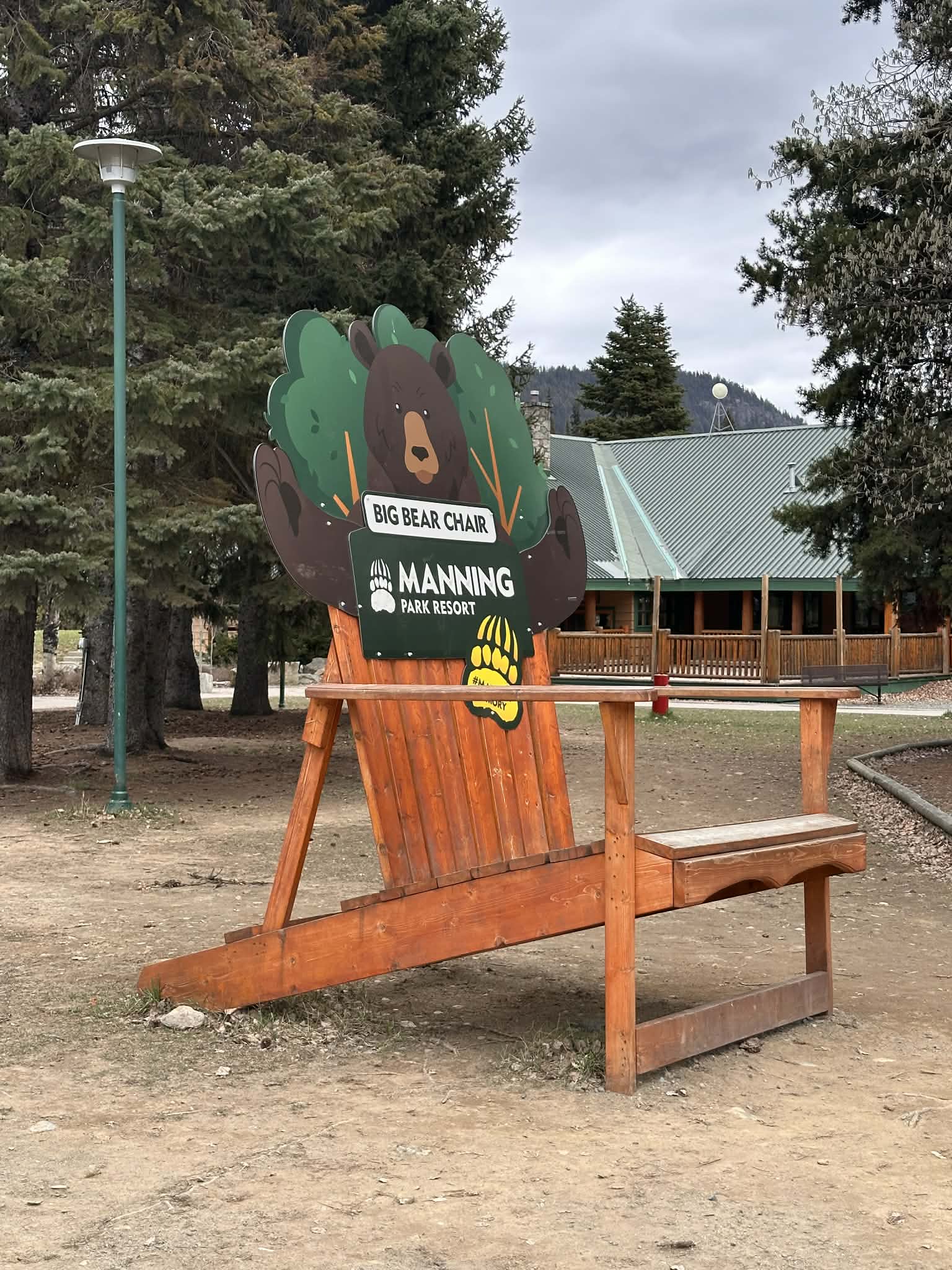 Silla gigante en el parque