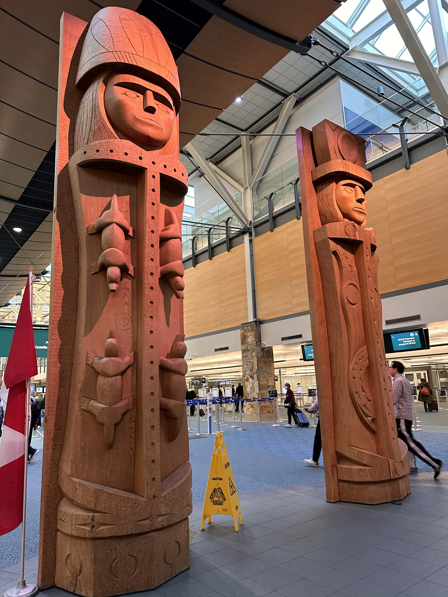 Totems en el aeropuerto de Vancouver