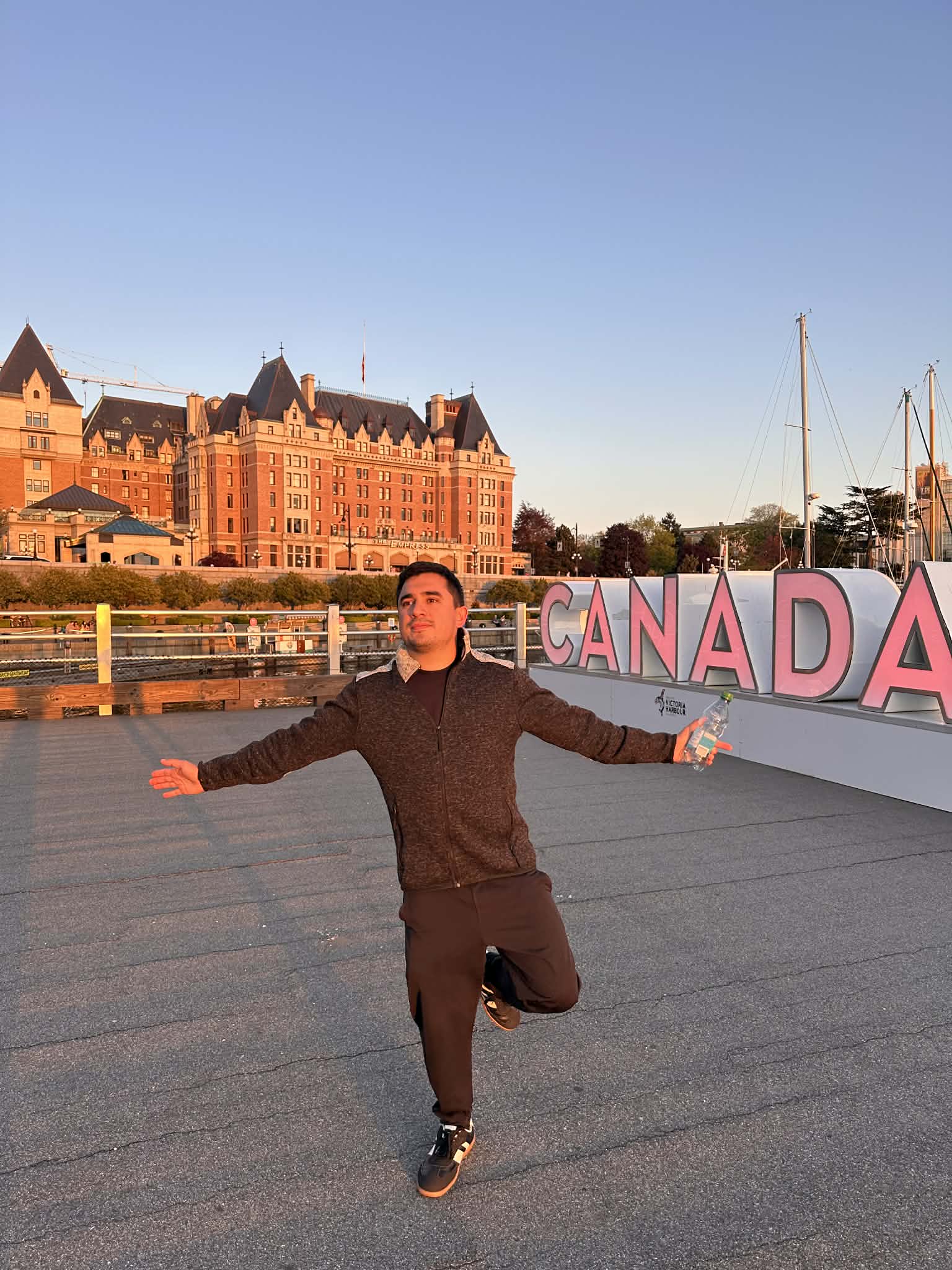 Caminar junto a las letras de Canadá en Victoria