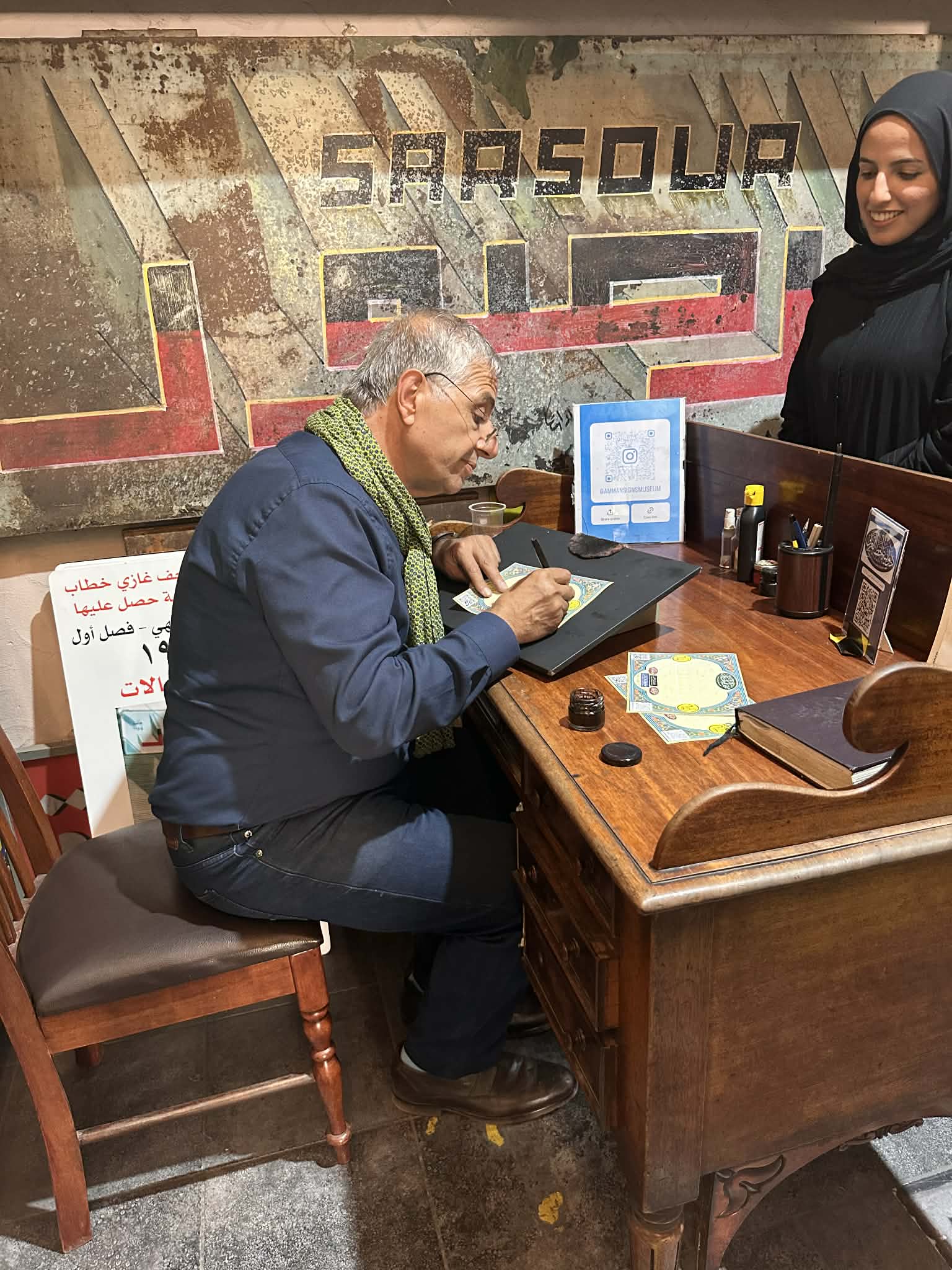 Maestro escribiendo en caligrafía Árabe
