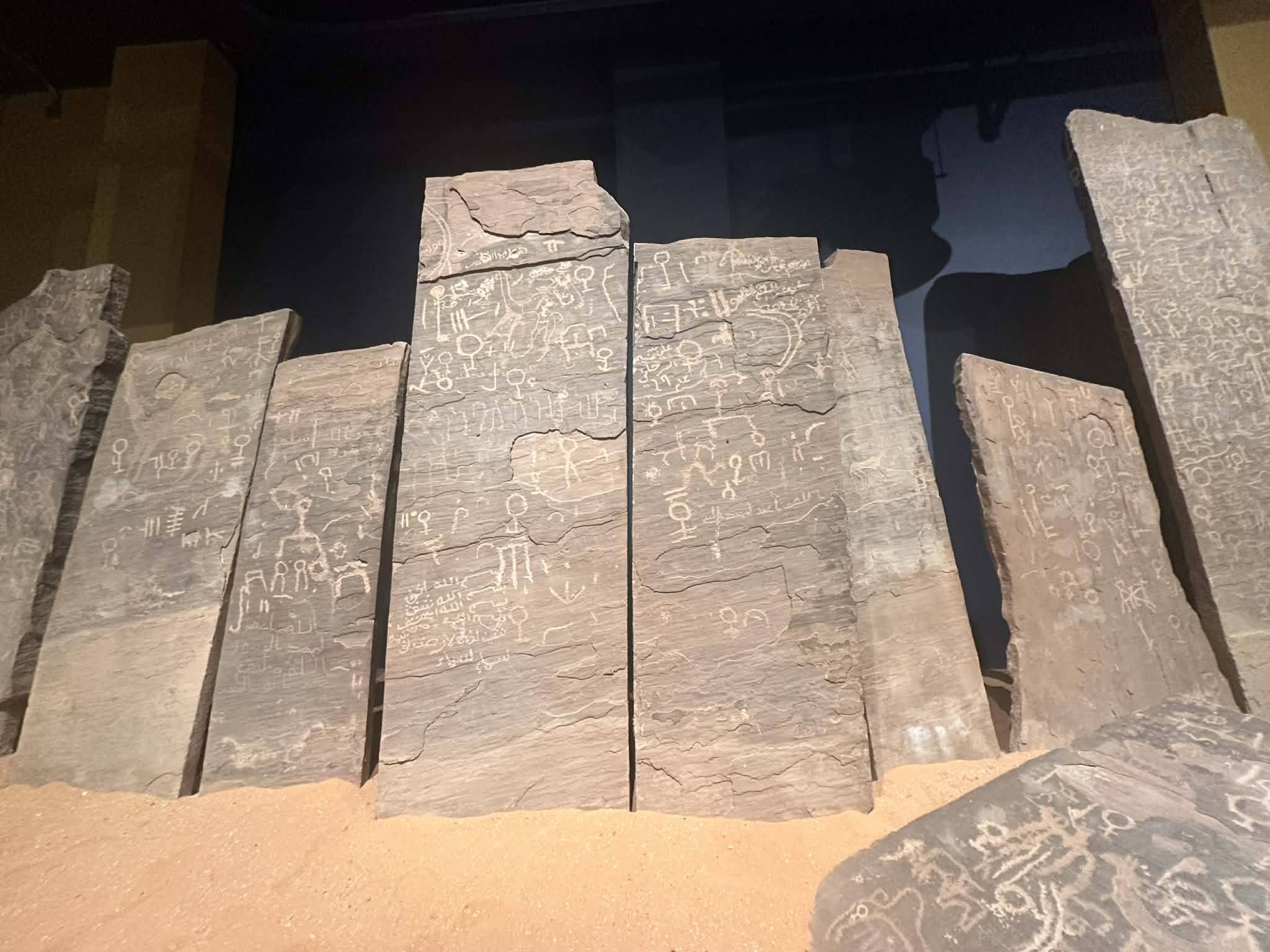 Jeroglíficos saudíes en el Museo Nacional de Riad