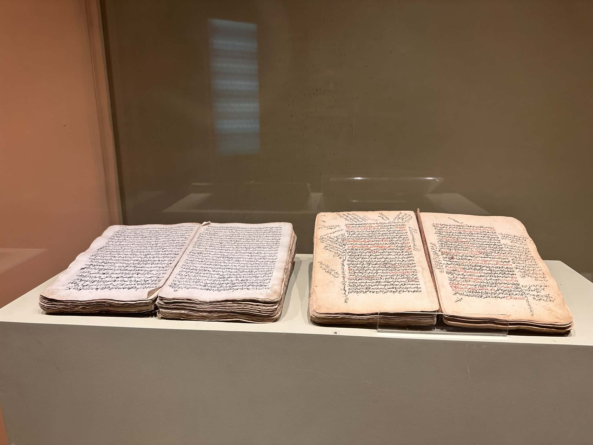 Textos antiguos en el Museo Nacional de Arabia Saudita