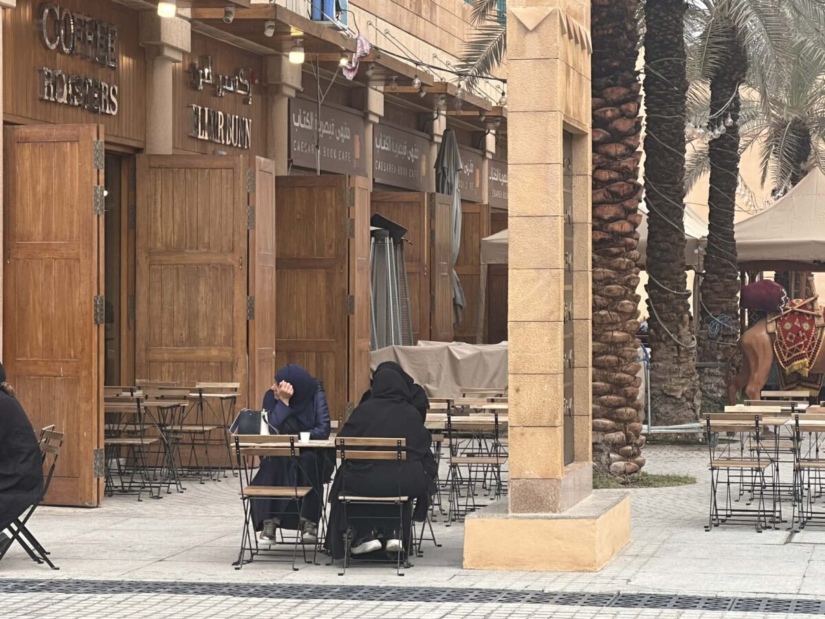 Mujeres en arabia saudita con su vestimenta tradicional