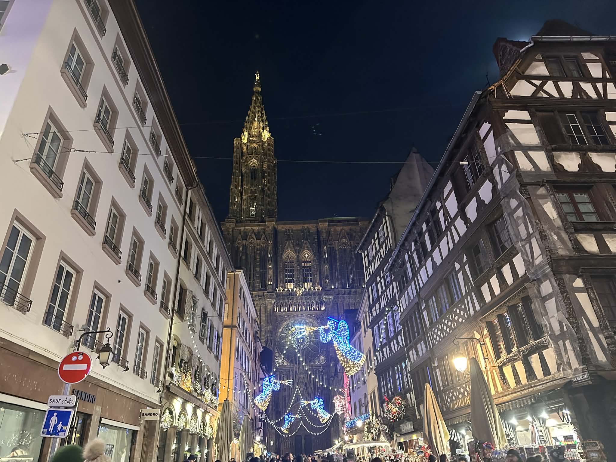 Mercado navideño frente a la catedral de Estrasburgo