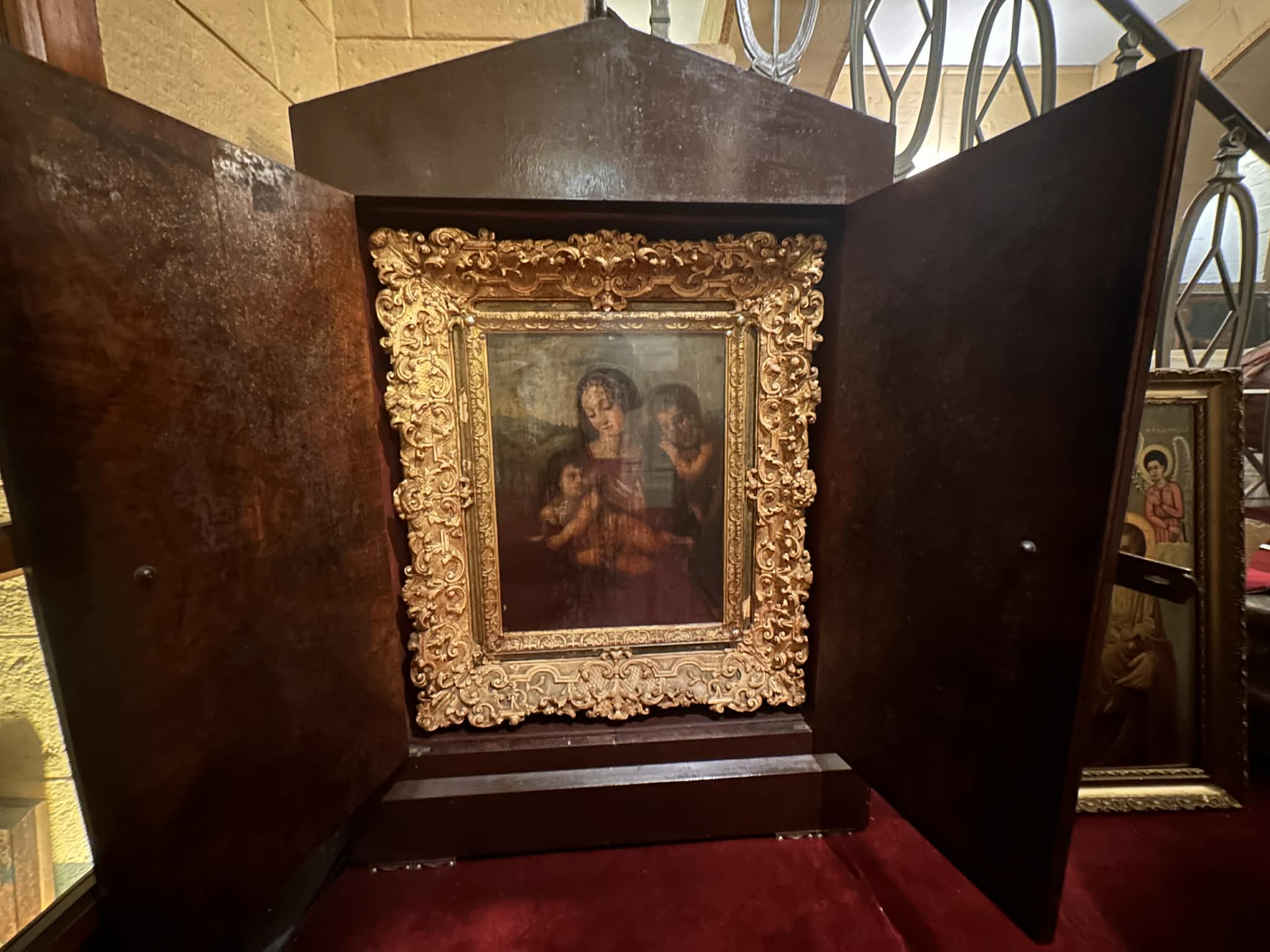 Dato interesante sobre una pintura custodiada dentro de la iglesia