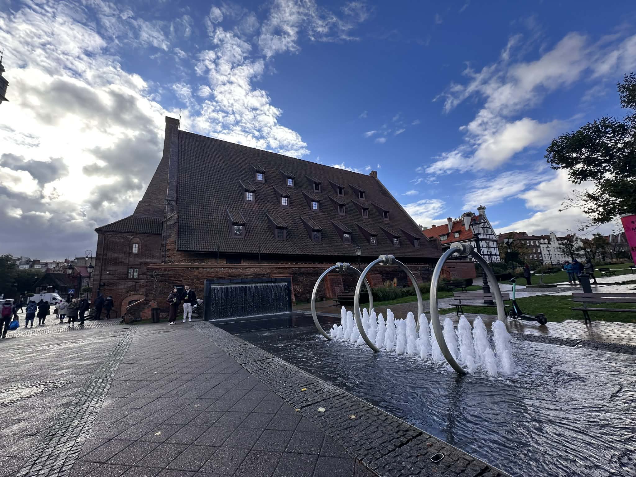 Fuente frente al Gran Molino (Wielki Mlyn)