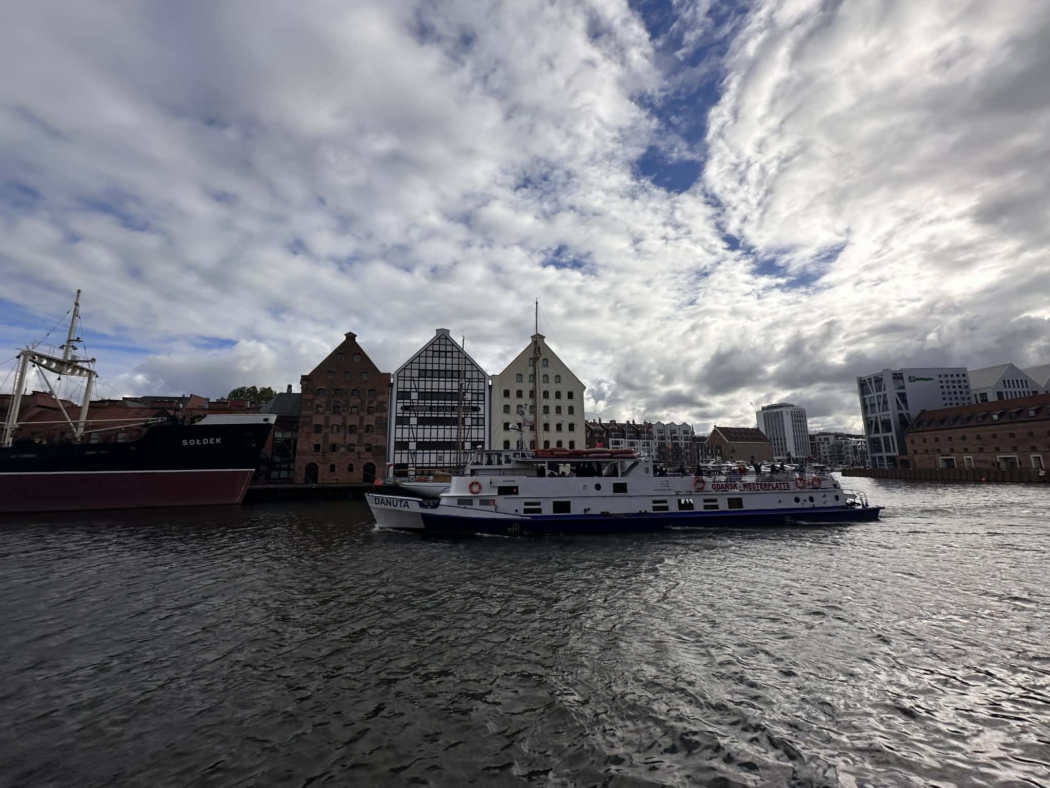 Toma un recorrido en bote por Gdansk