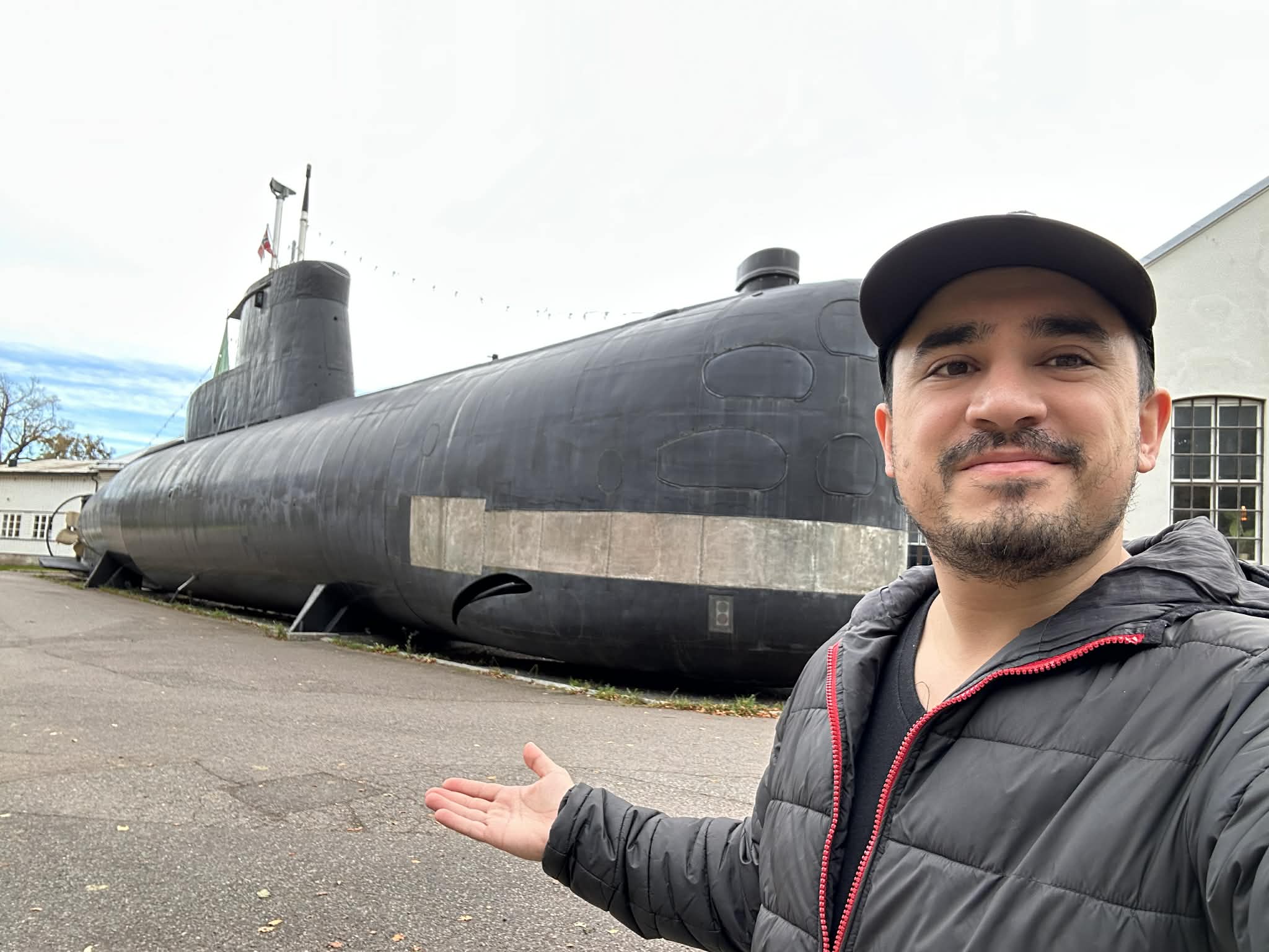 Submarino frente al museo