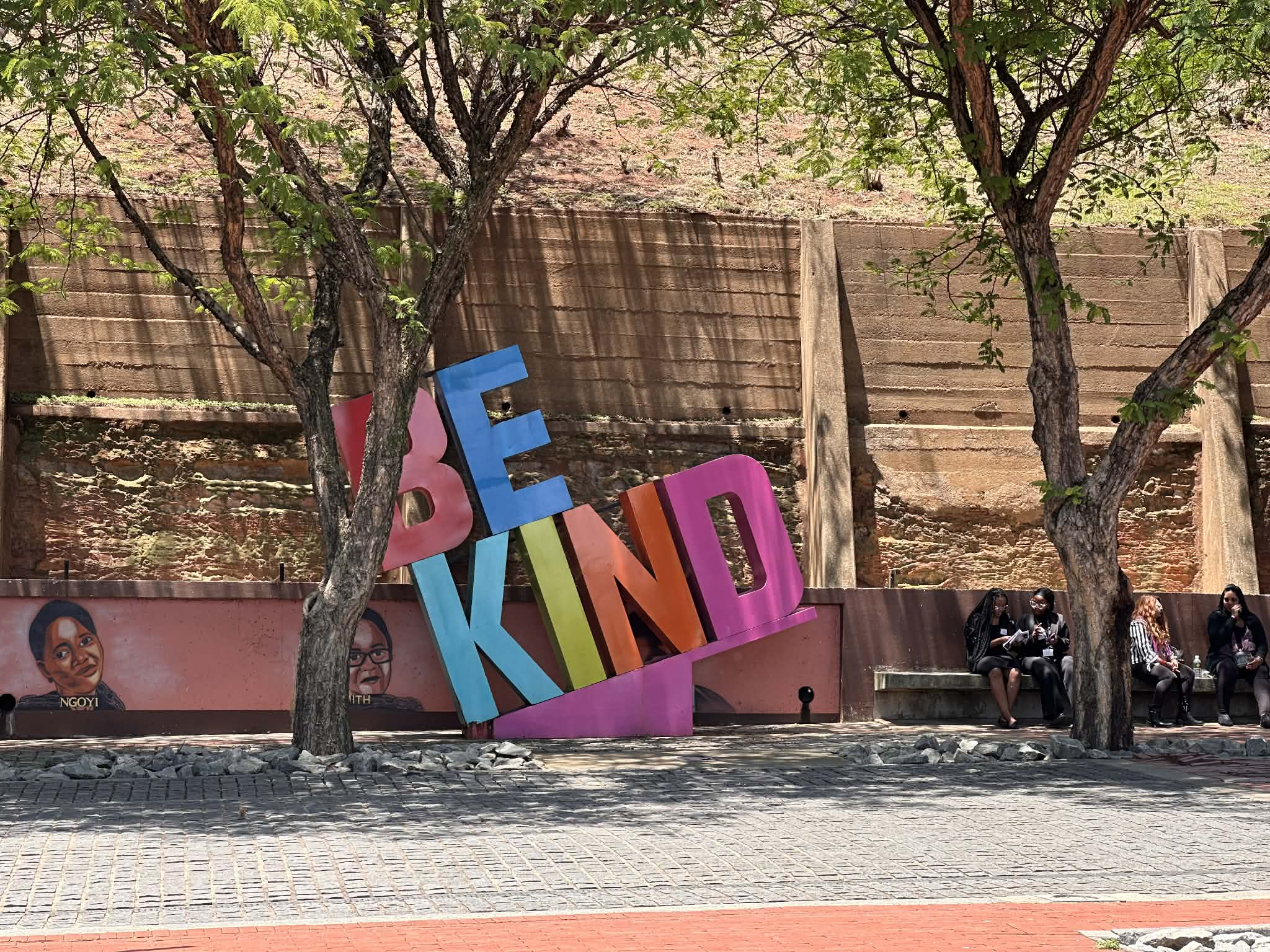Letrero 'Be Kind' en Constitution Hill
