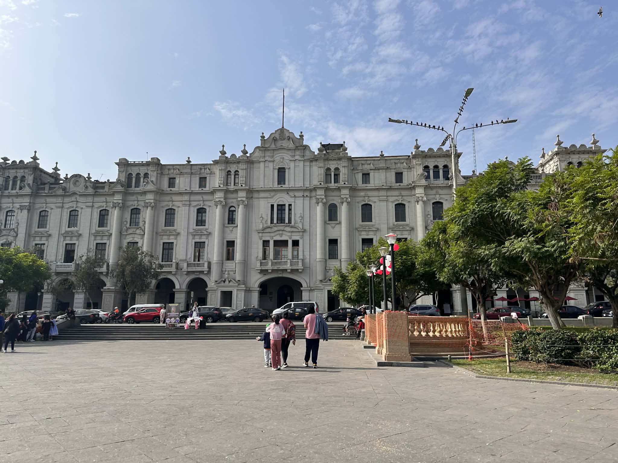 Visitar el Hotel Bolivar y tomar un Pisco Sour