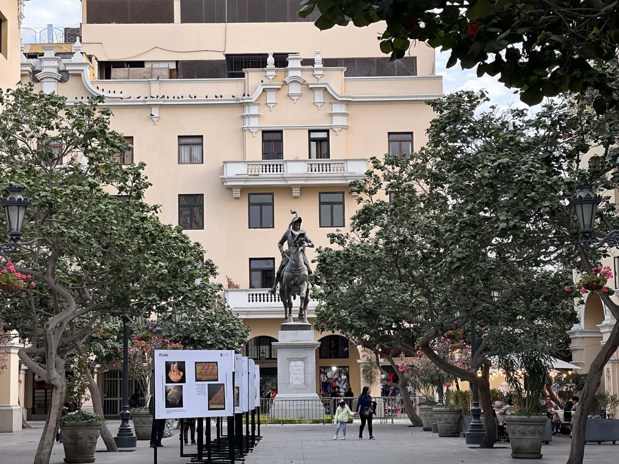Estatua ecuestre de Pizarro