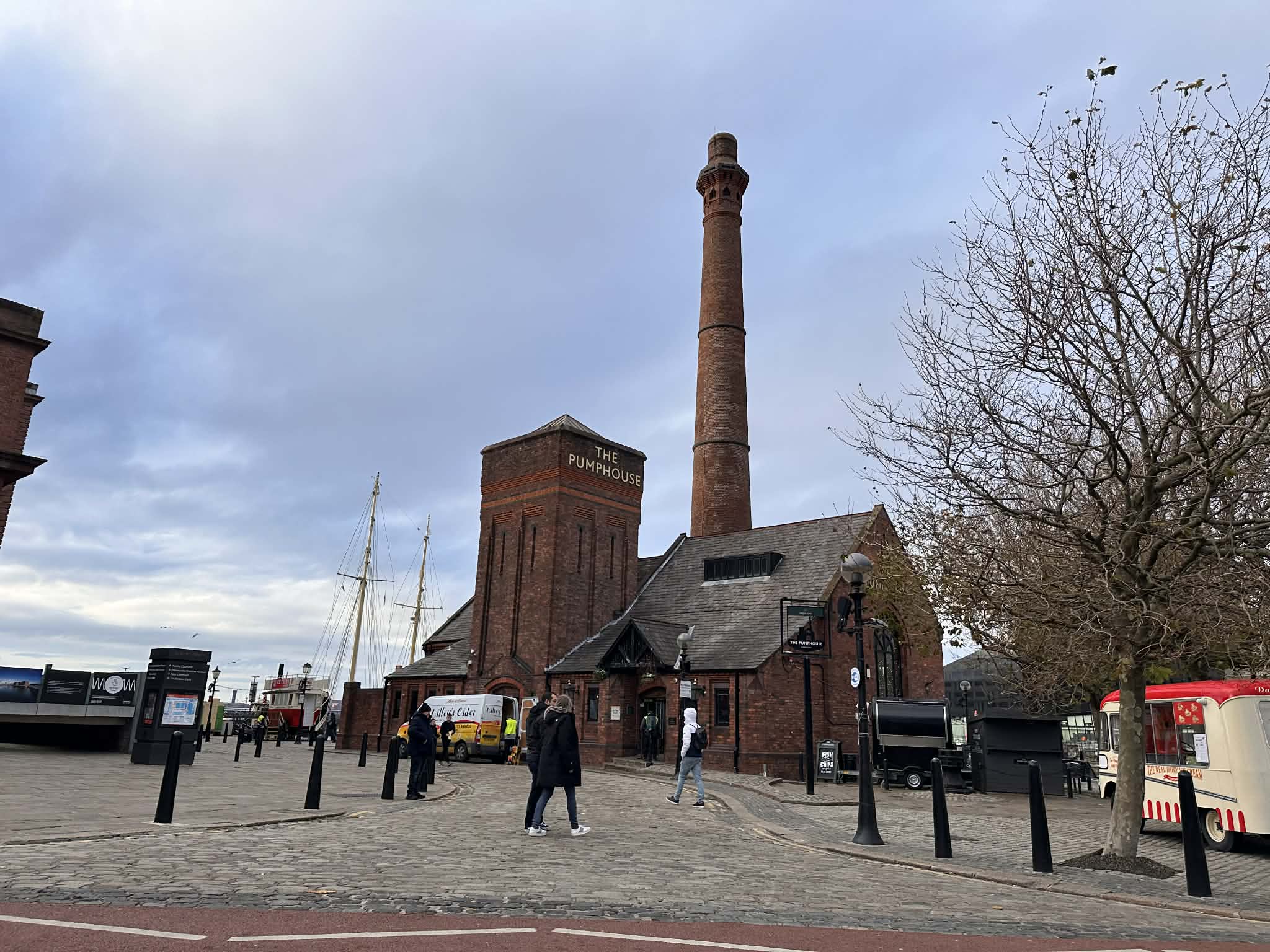 Pub antiguo en la ciudad de Liverpool