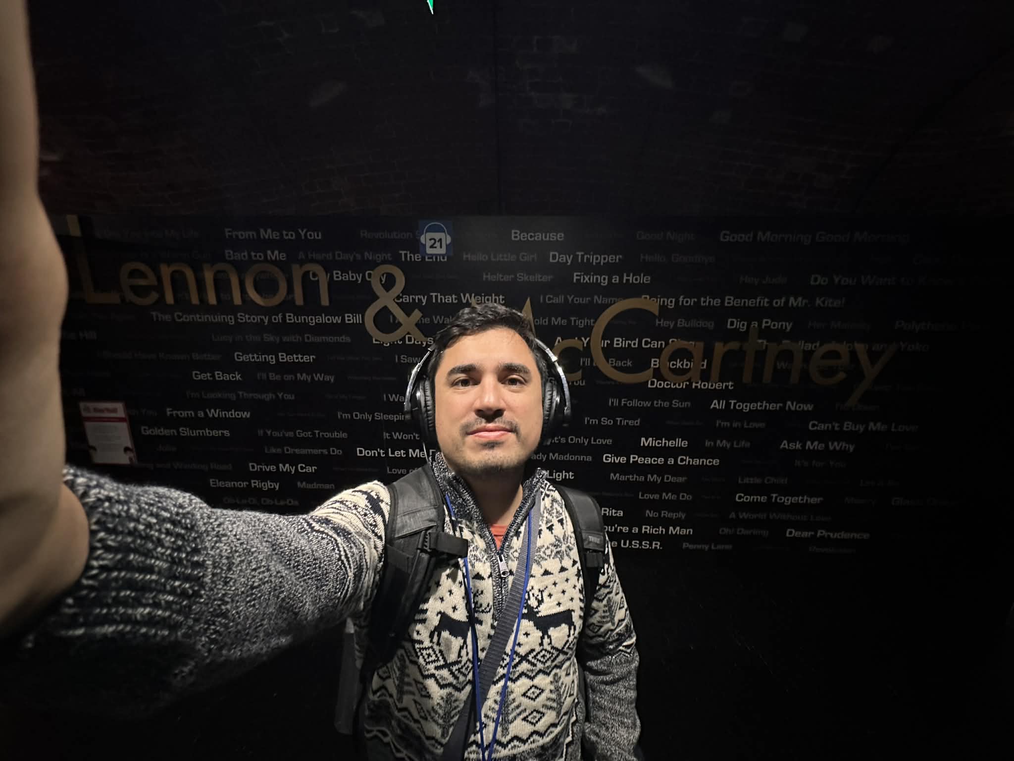 Foto dentro del museo de los Beatles