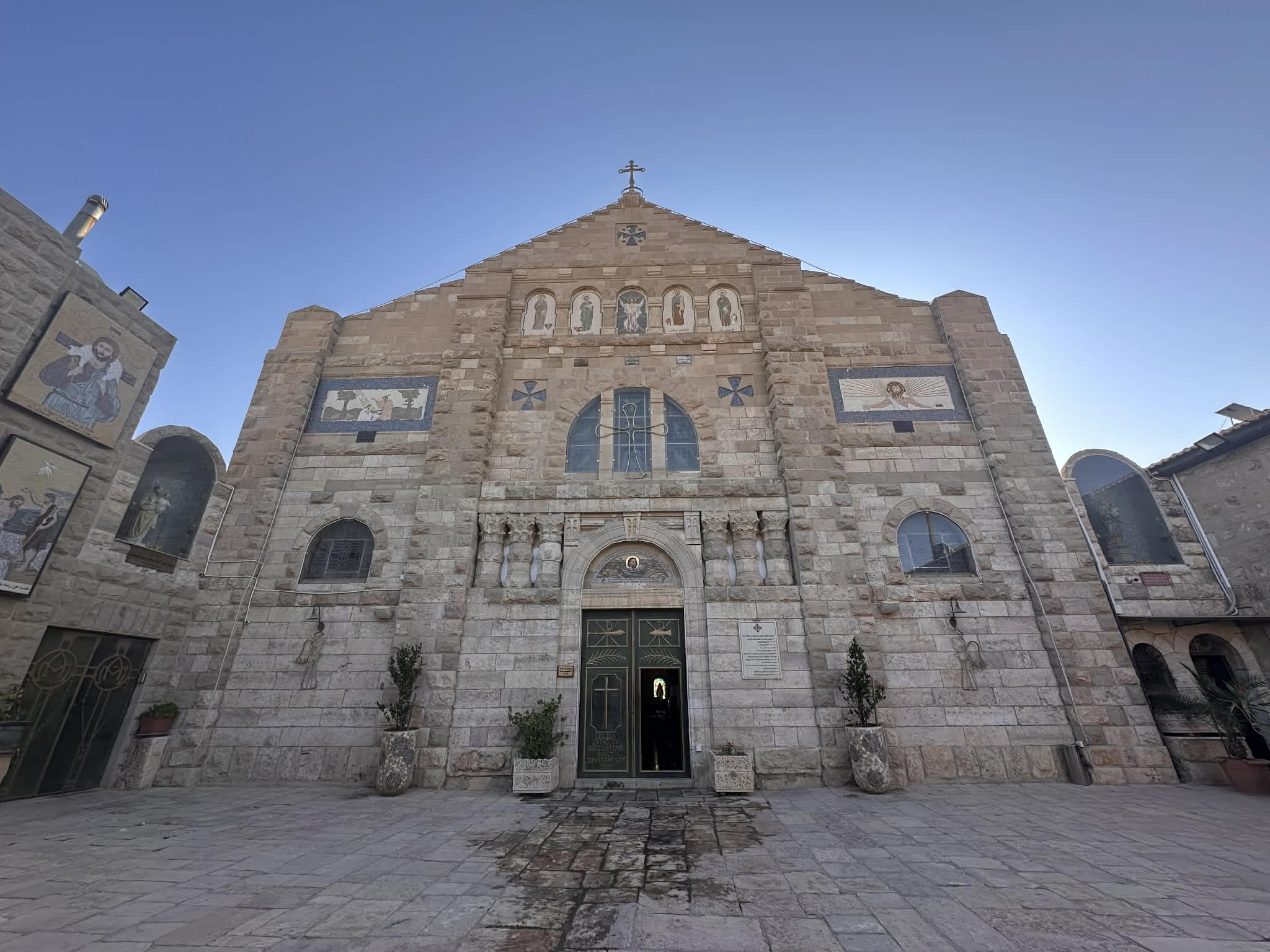 Iglesia de los Apóstoles y otros lugares religiosos