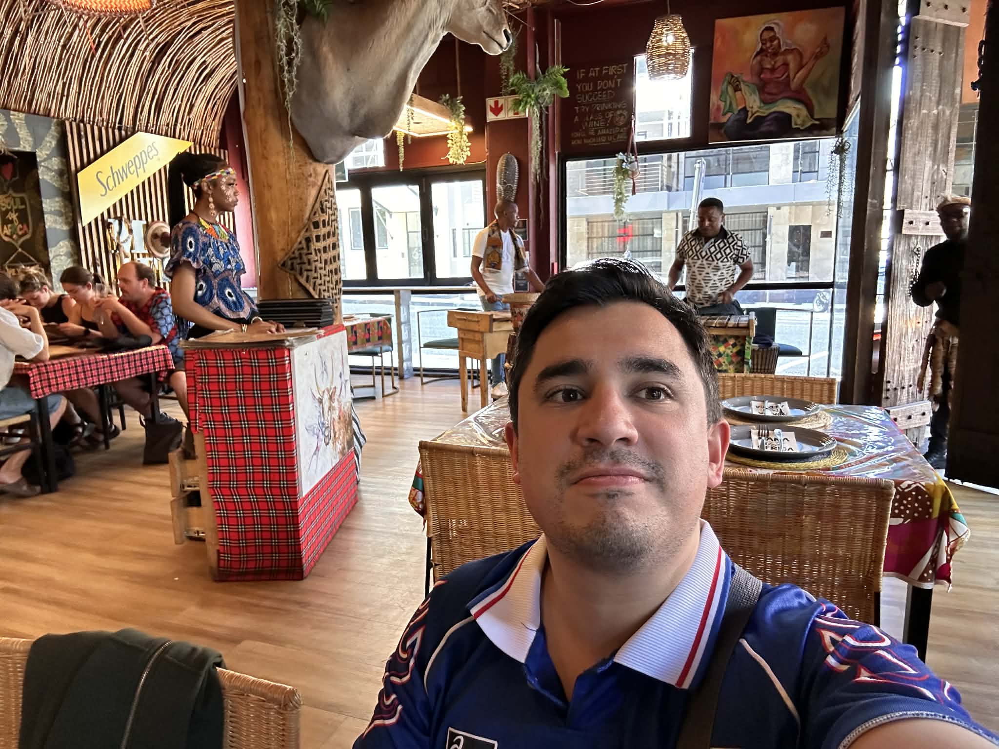 Probar carnes exóticas en Mama Africa (Ciudad del Cabo)
