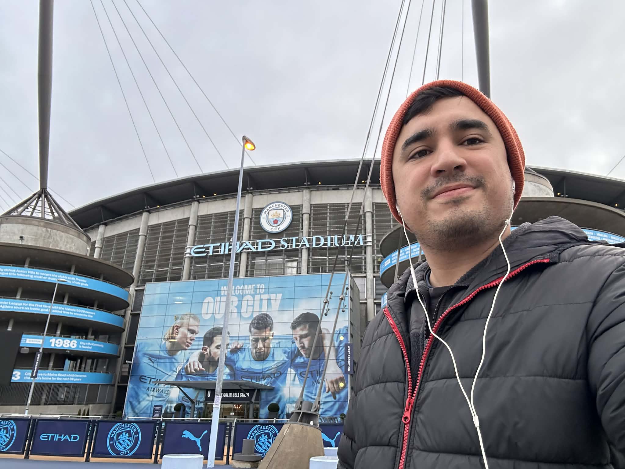 Foto frente al estadio del Manchester City