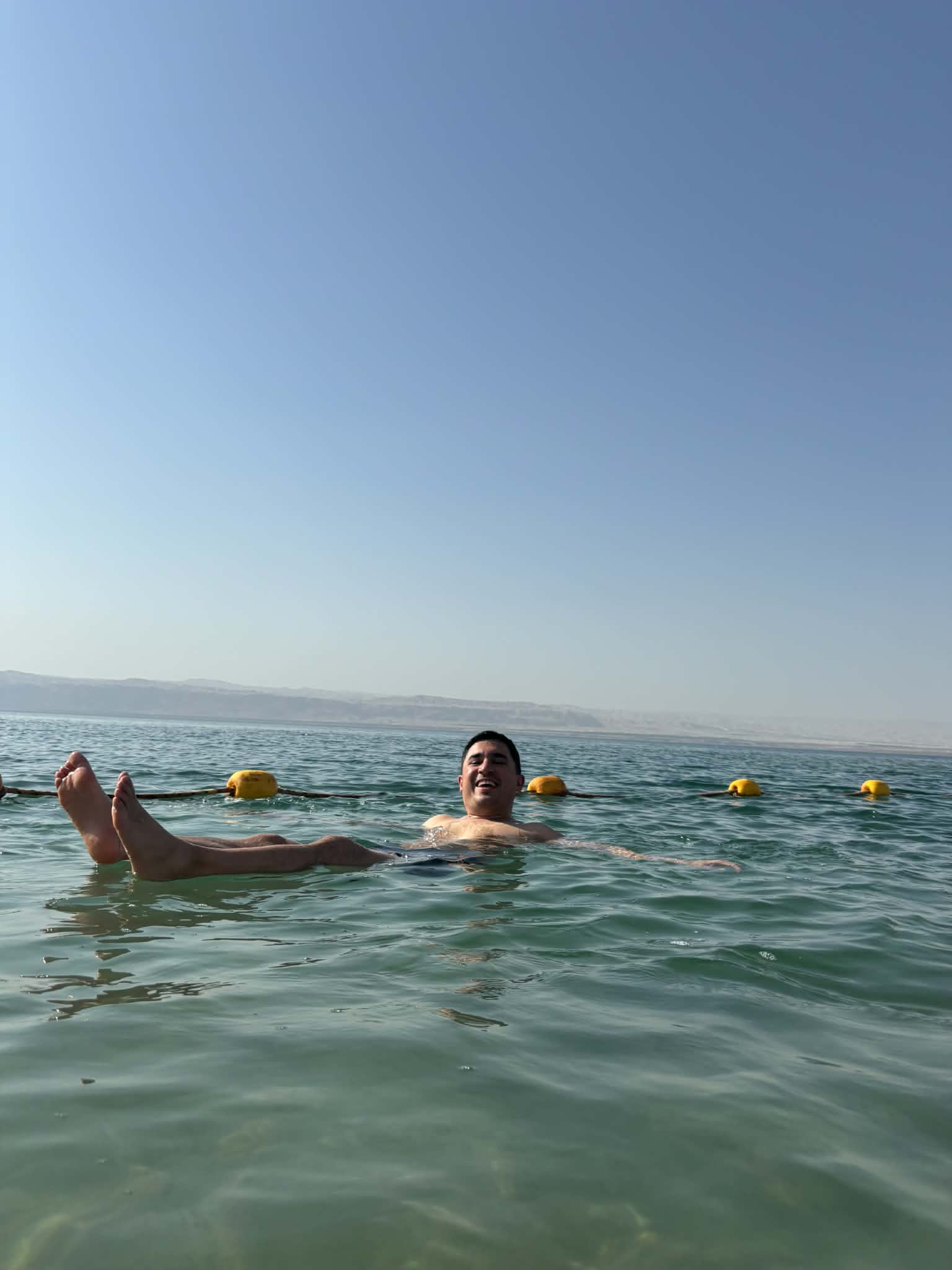 Flotar y nadar en las aguas del mar muerto