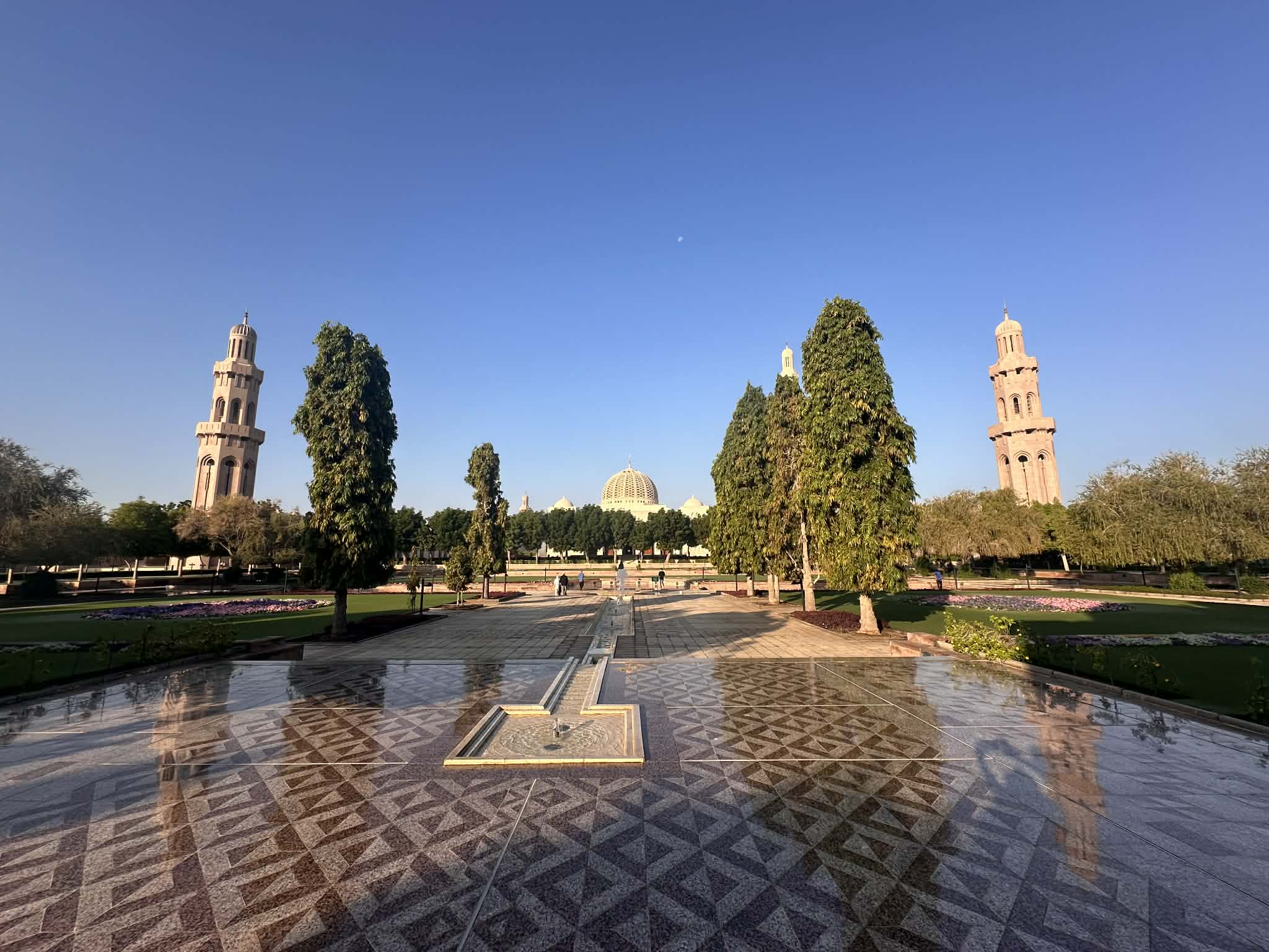 Explanada de la Gran Mezquita del Sultán Qaboos