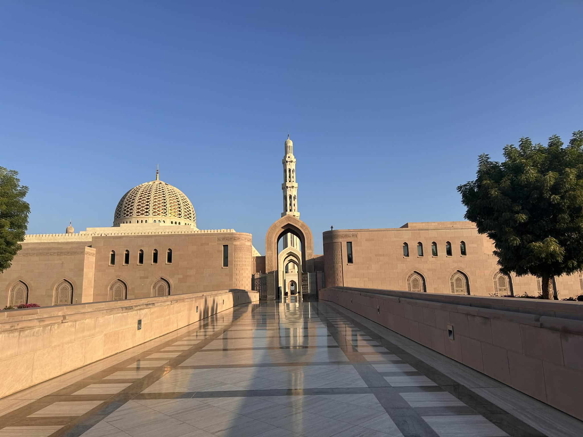 Visitar la Mezquita del Sultán Qaboos en Mascate