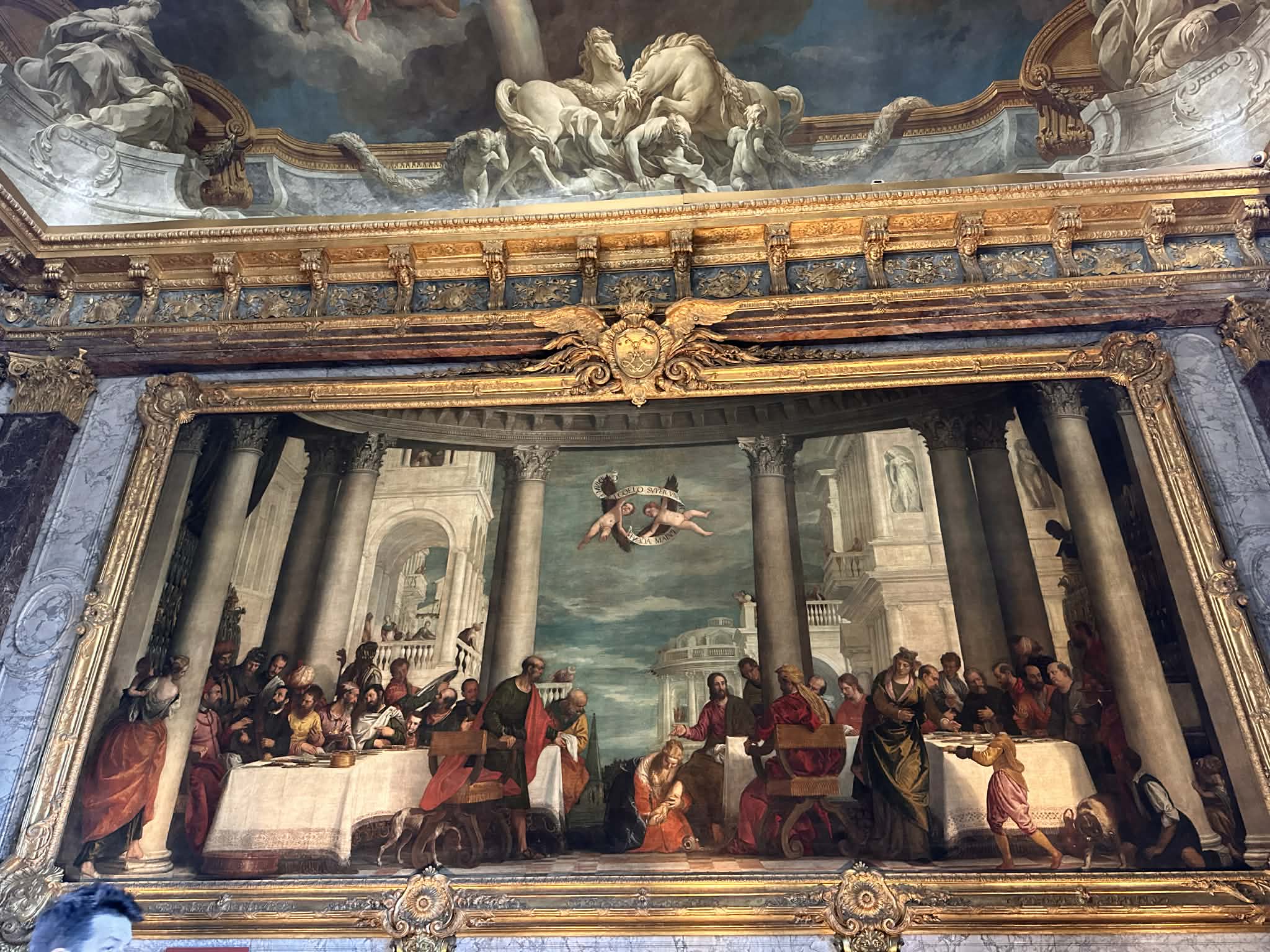 Cuadros de pinturas en el interior del palacio