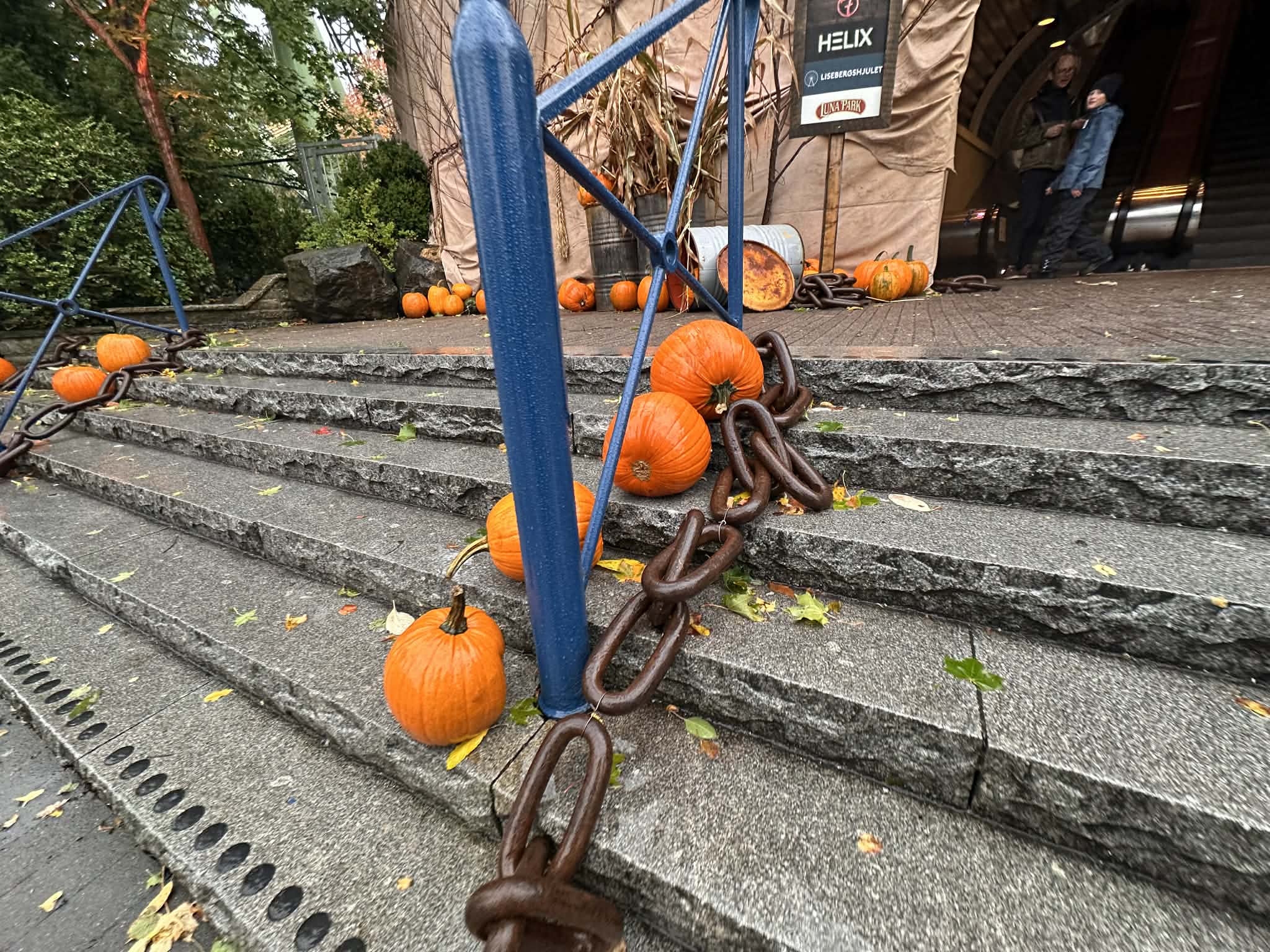 Visitar el parque de diversiones en Otoño