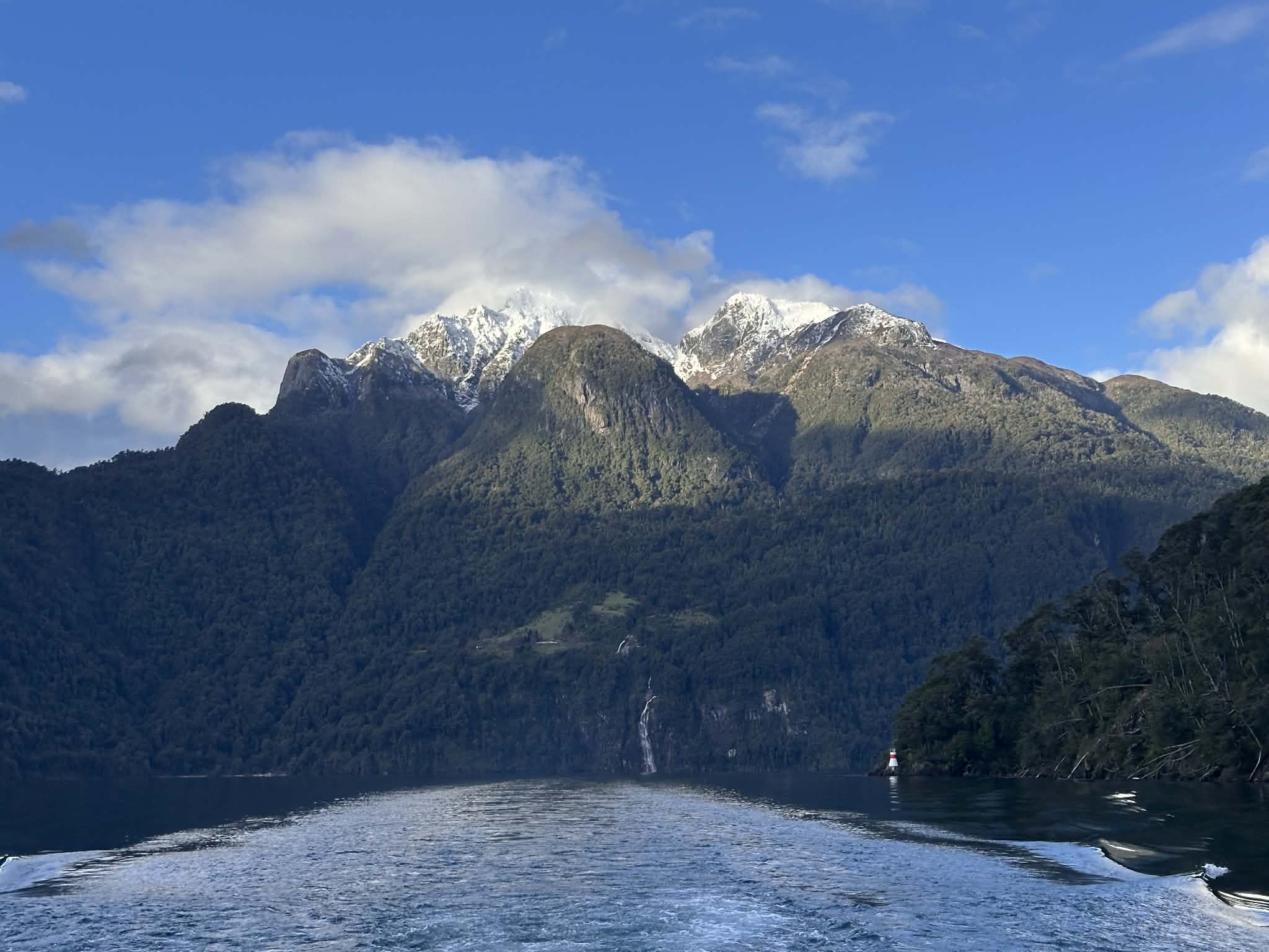 Vistas desde el Lago de Todos los Santos en Chile a la cordillera de los Andes