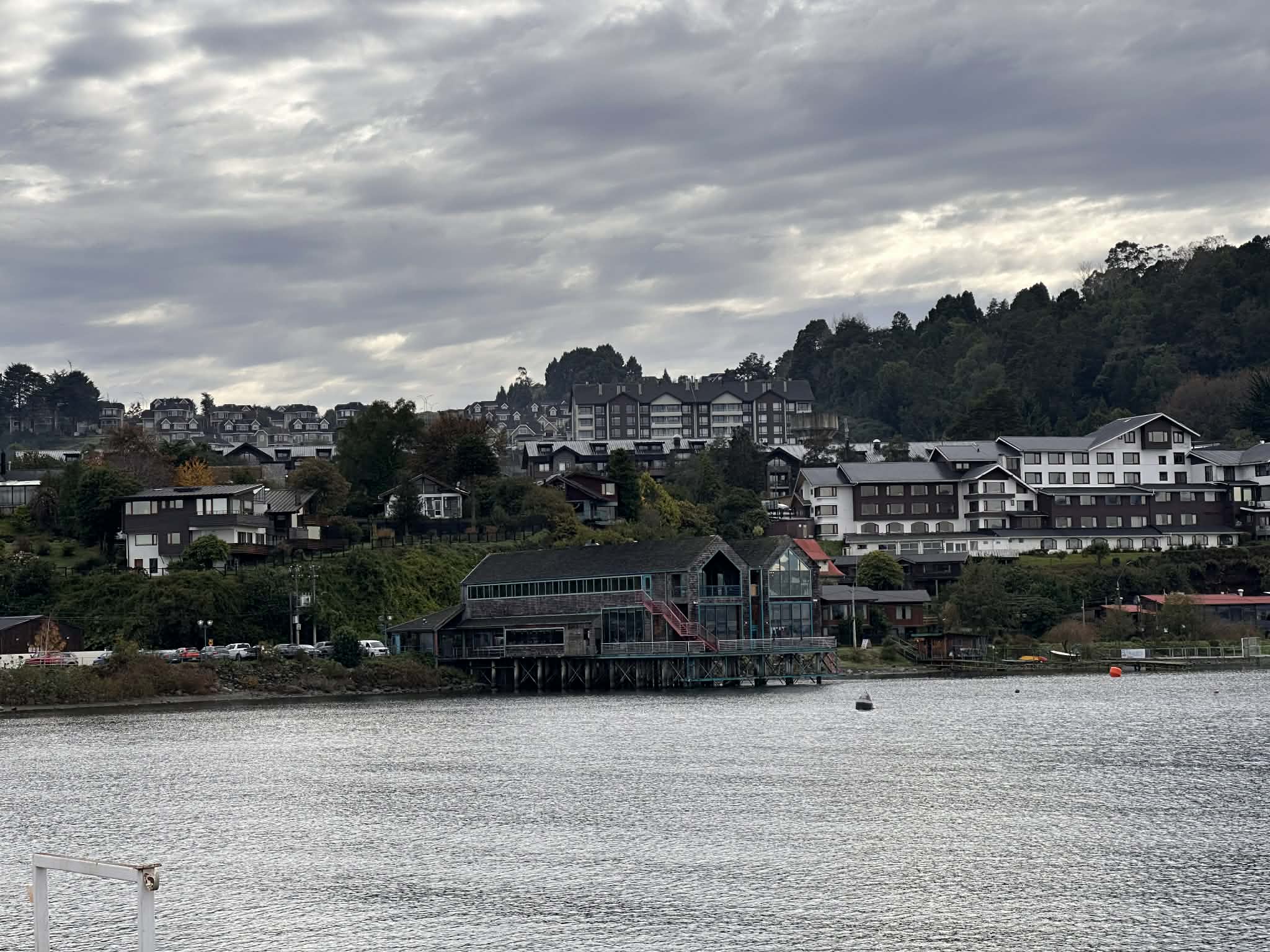 Construcciones a las orillas del lago en Puerto Varas