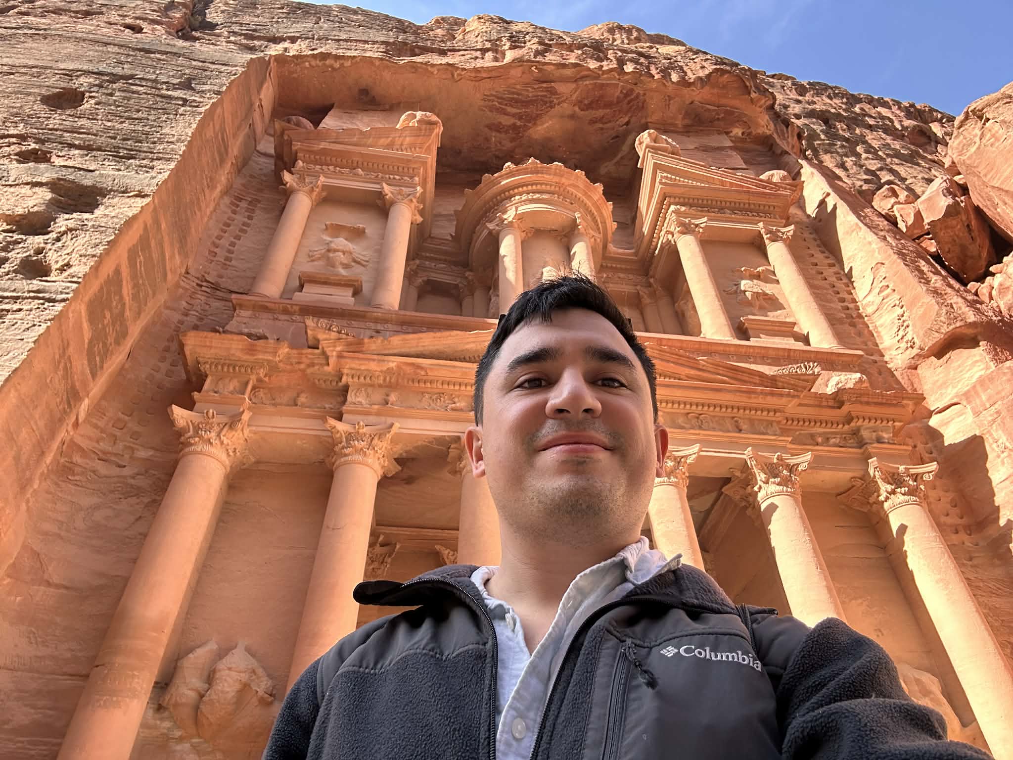 Foto frente a la ciudad de Petra