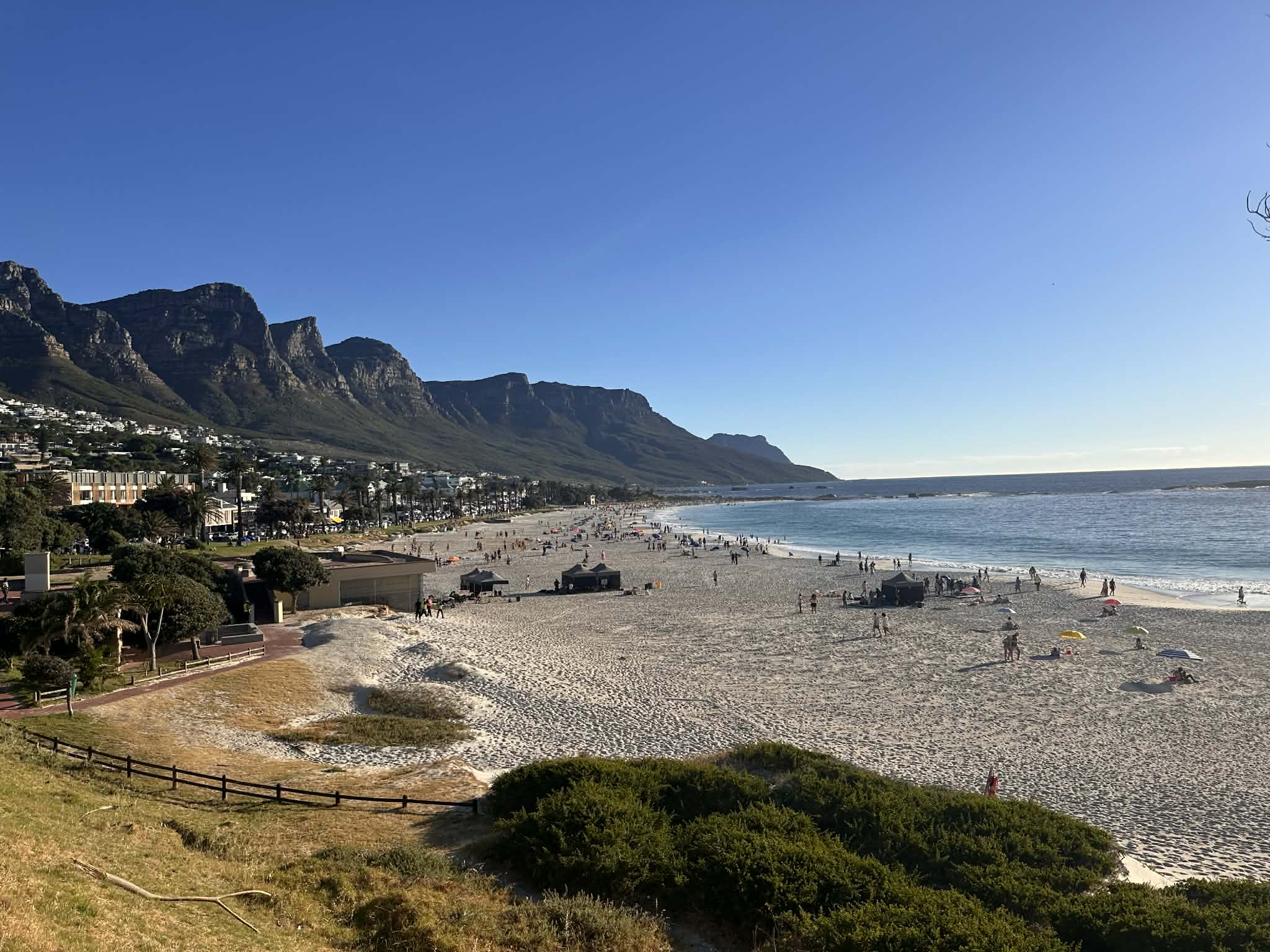 Visitar la Playa de Camps Bay en Ciudad del Cabo: Guía Completa