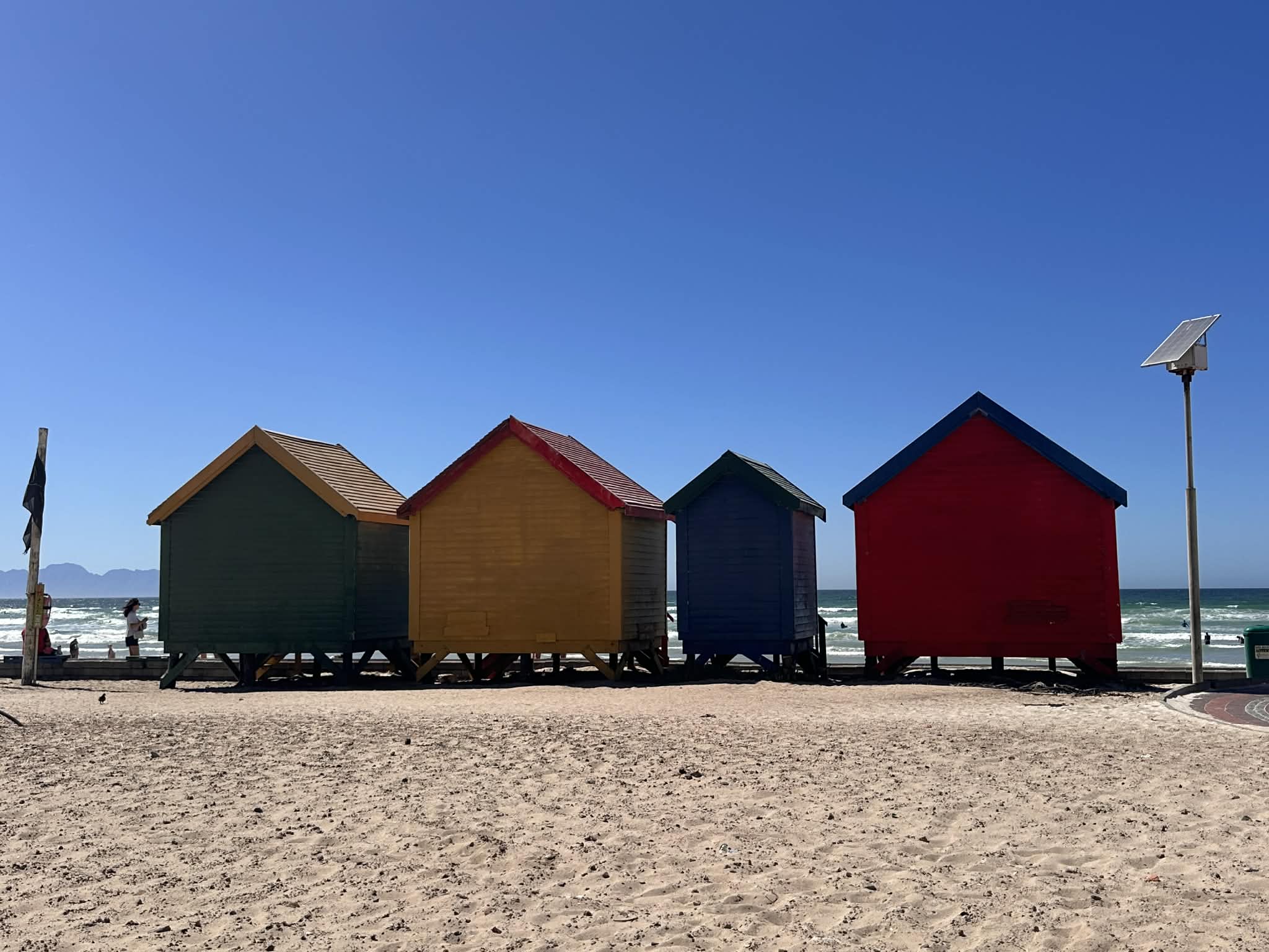 Casas coloridas frente a la playa