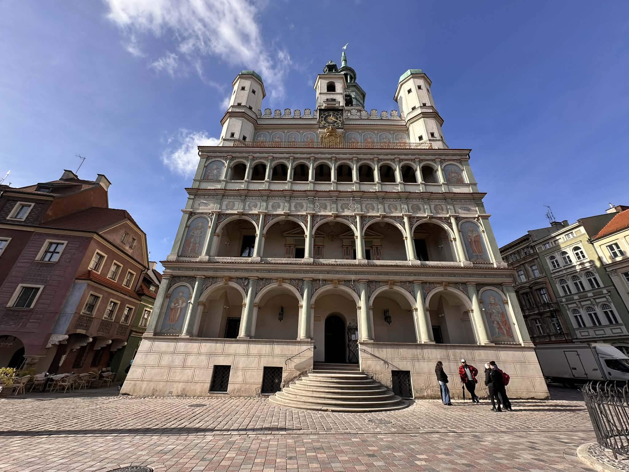 Esta es la fachada del Ayuntamiento de Poznan