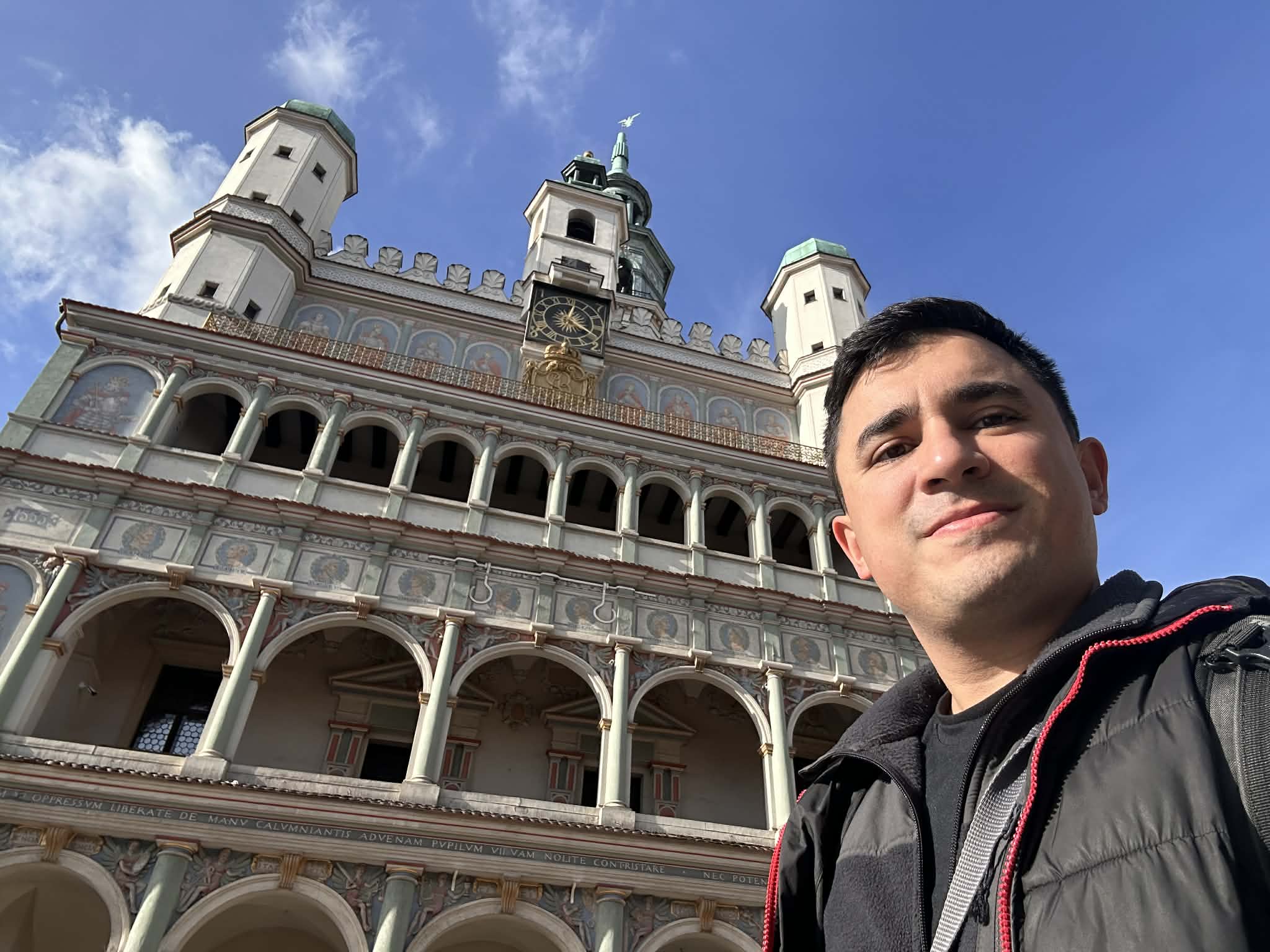 Foto junto al Ayuntamiento de Poznan