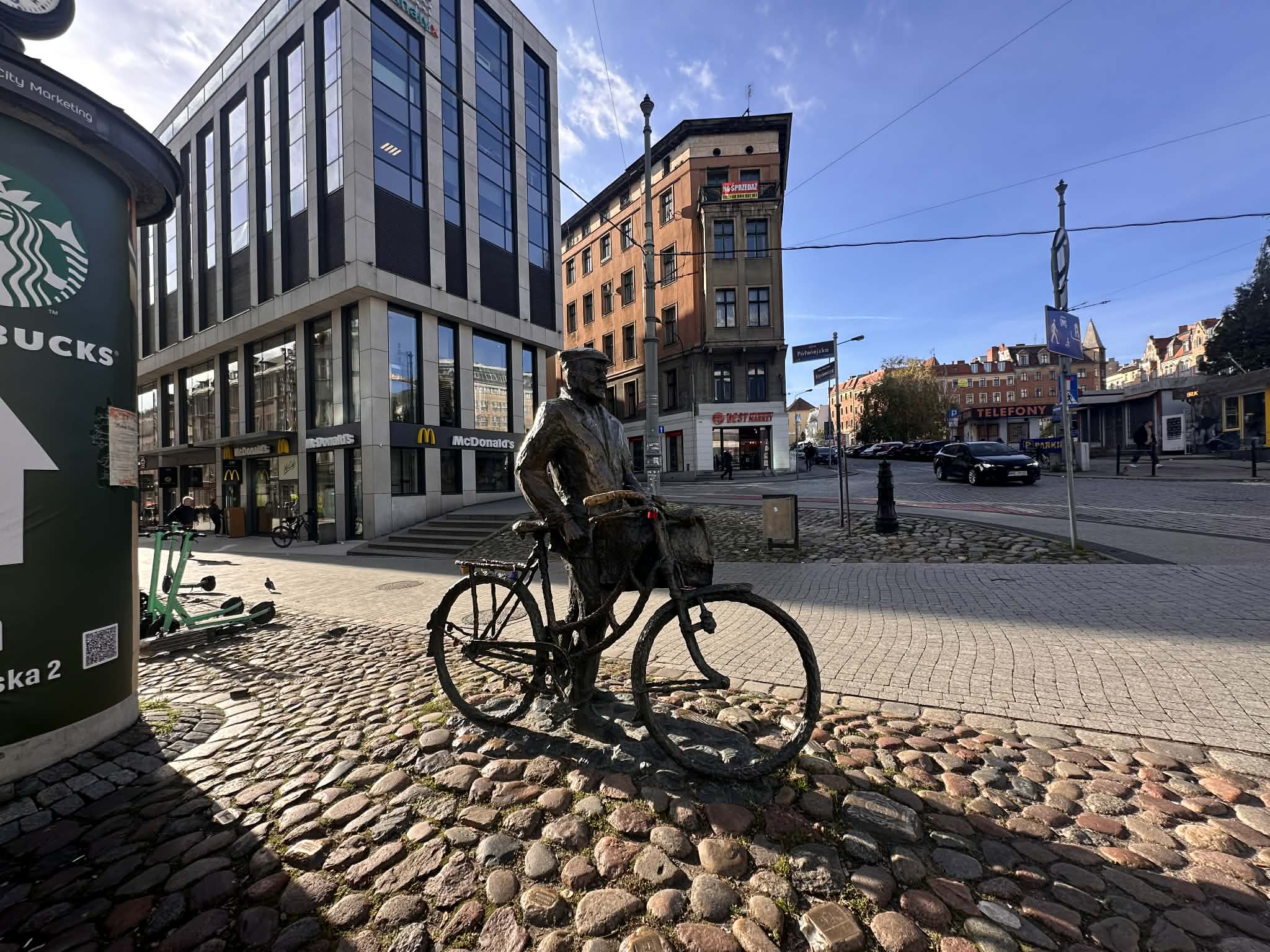 Estatua de hombre con la bicicleta