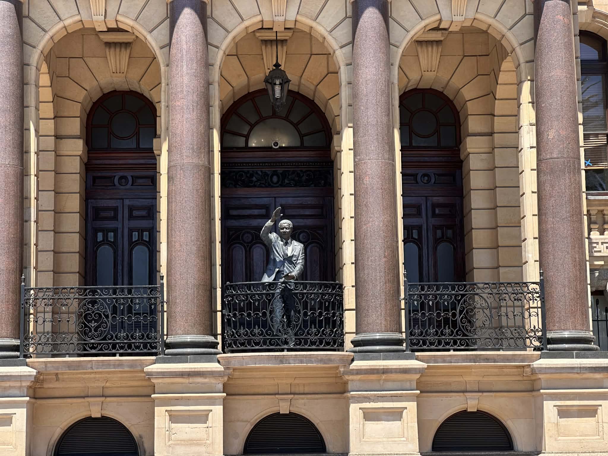 Estatua de Nelson Mandela en el Ayuntamiento