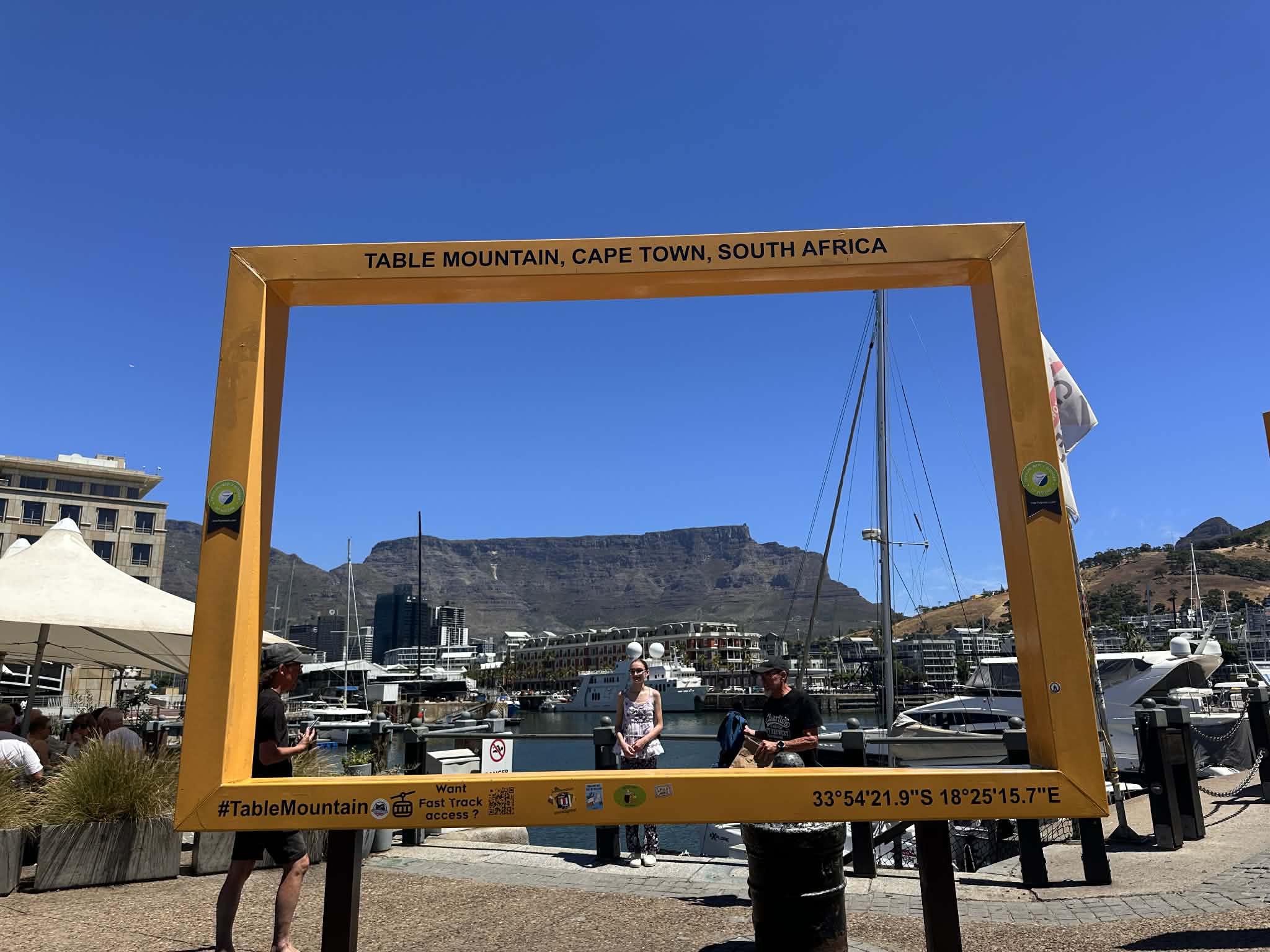 Vistas a Table Mountain desde el Waterfront en ciudad del Cabo