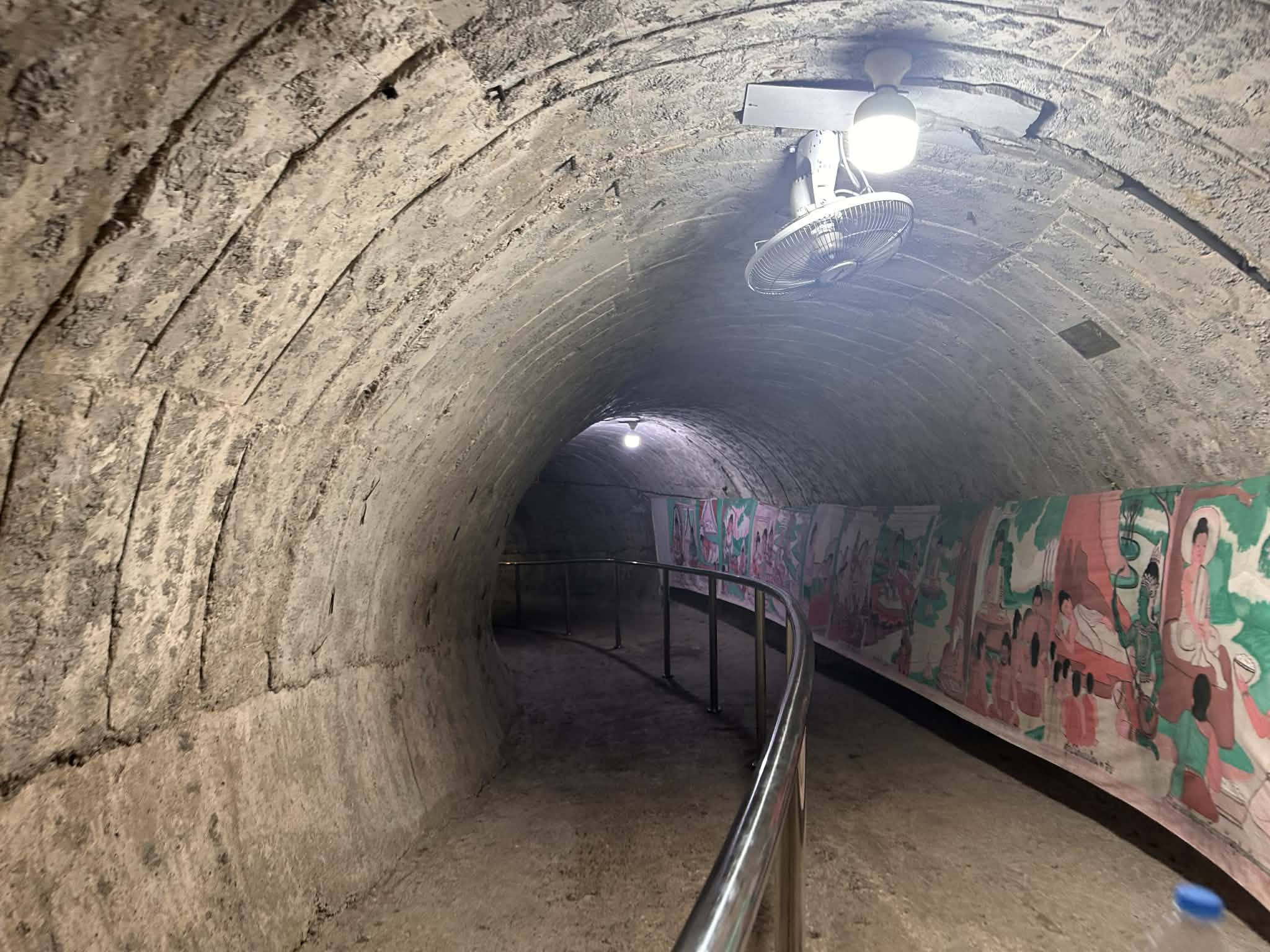 Interior del túnel del dragón en el templo del dragón en Bangkok