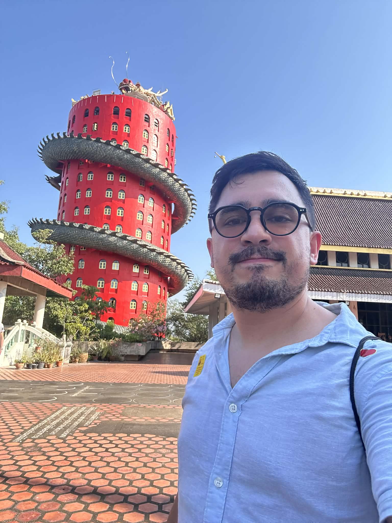 foto junto al edificio del dragón en Tailandia