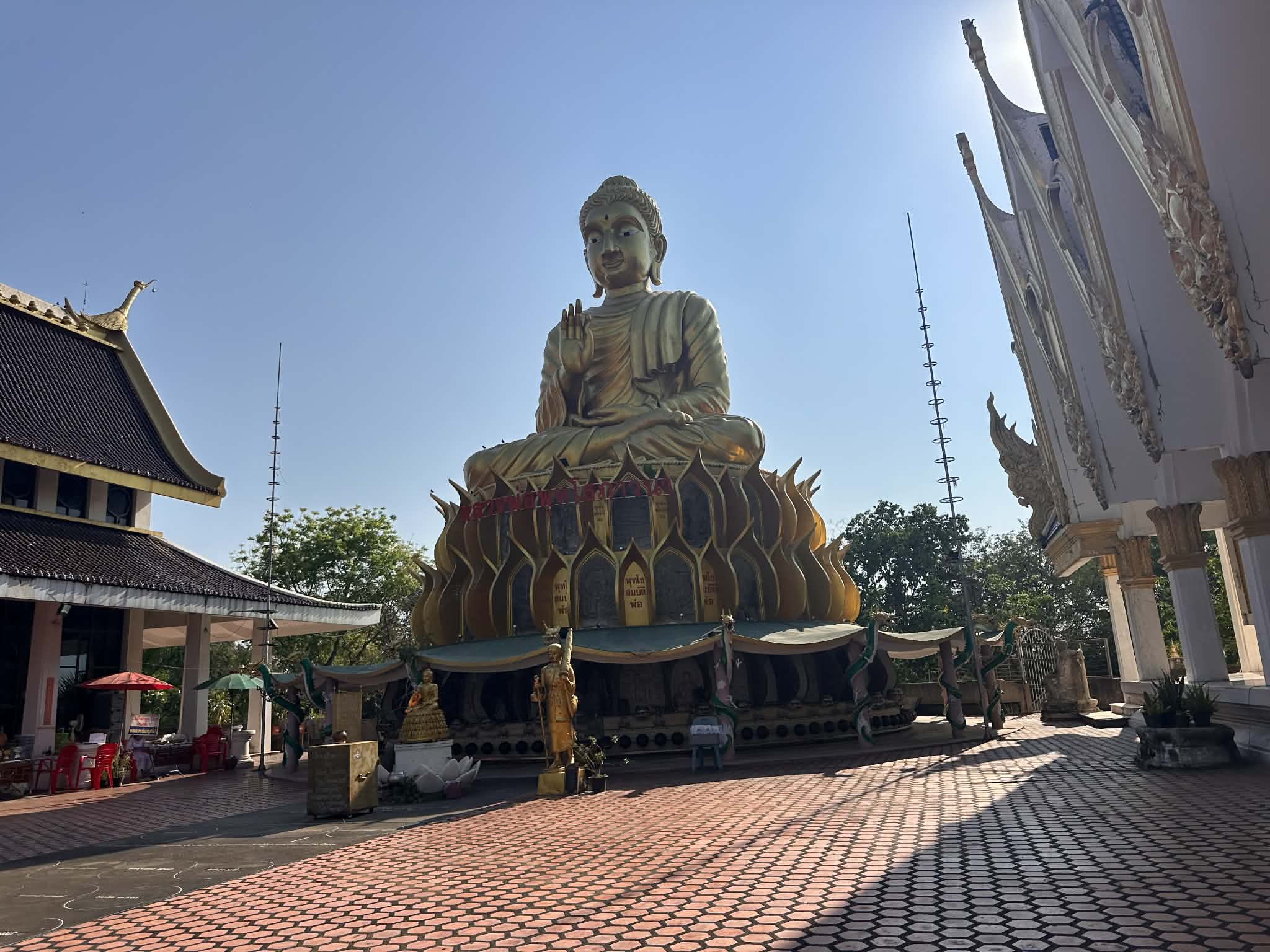 Buda de oro en el templo del dragón